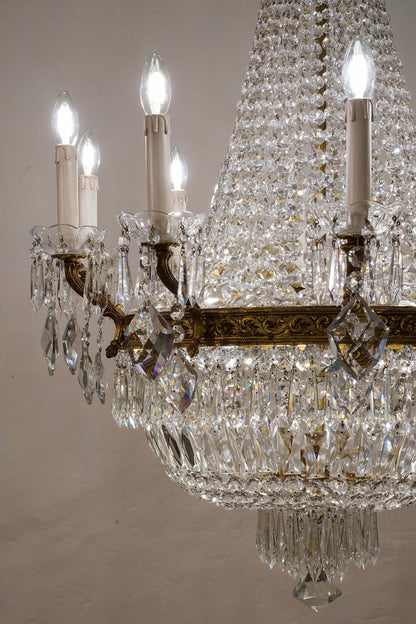 Grande lampadario con candele e gocce di cristallo pendenti | Lo Stile Italiano