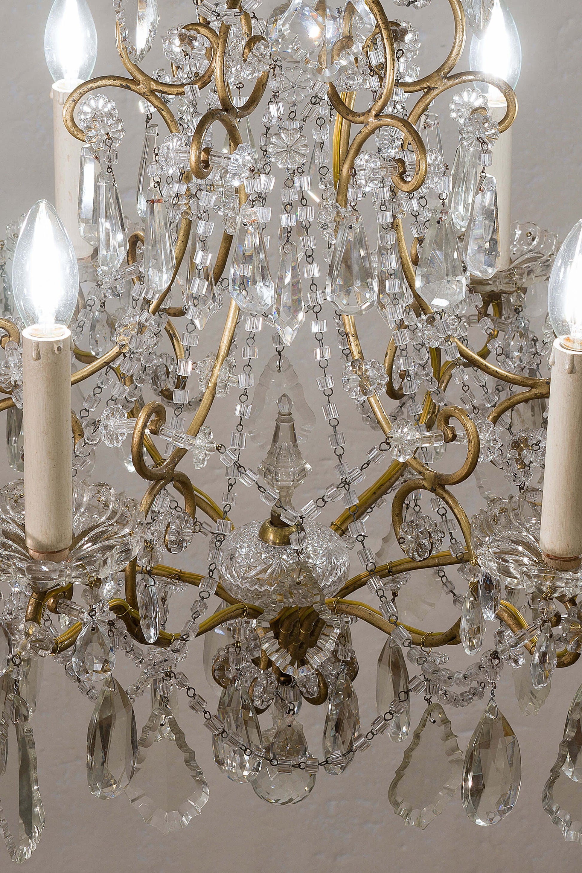 Lampadario antico di cristallo restaurato. - Lo Stile Italiano