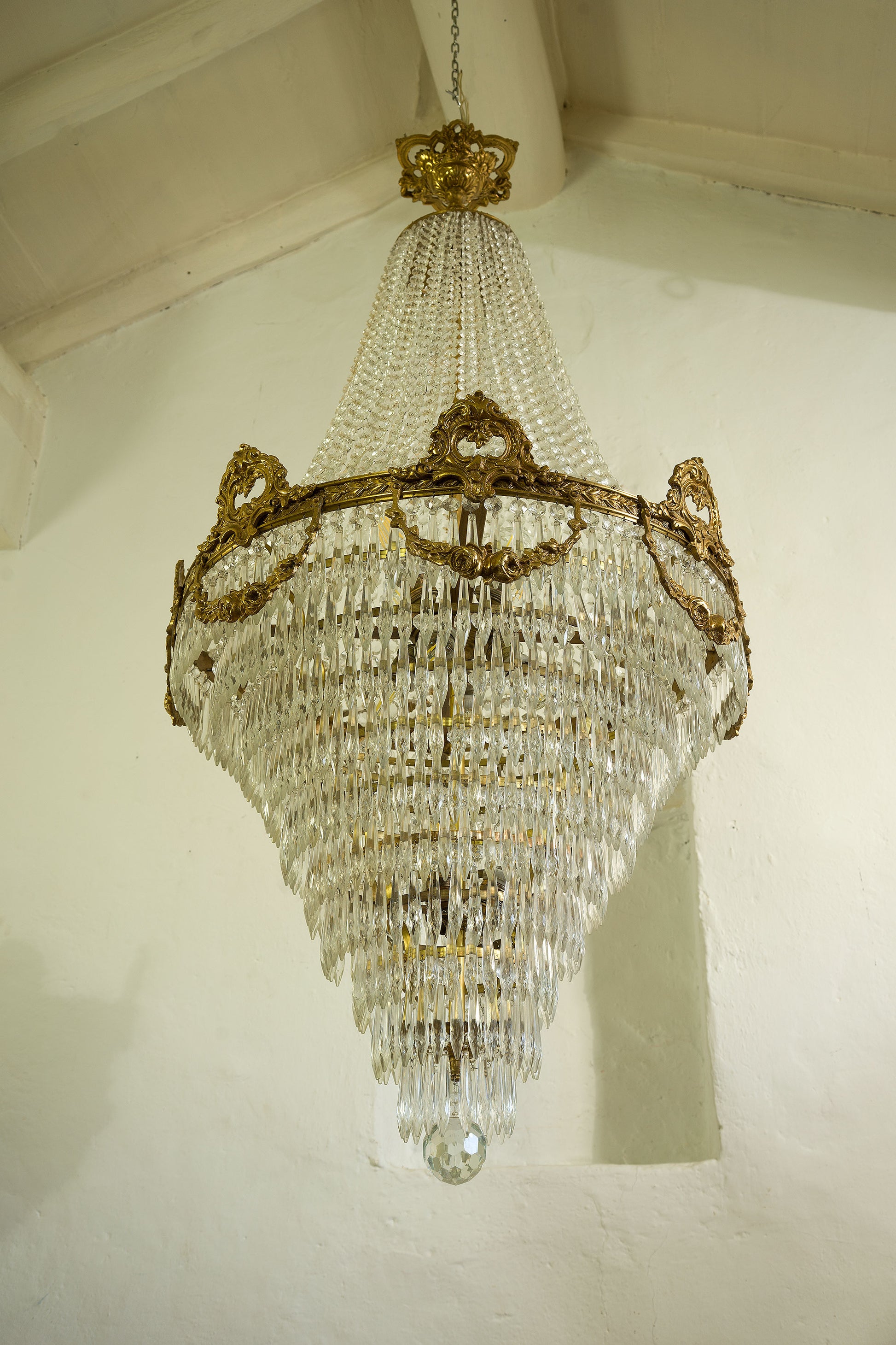 Lampadario in ottone e gocce di cristallo-Lo Stile Italiano
