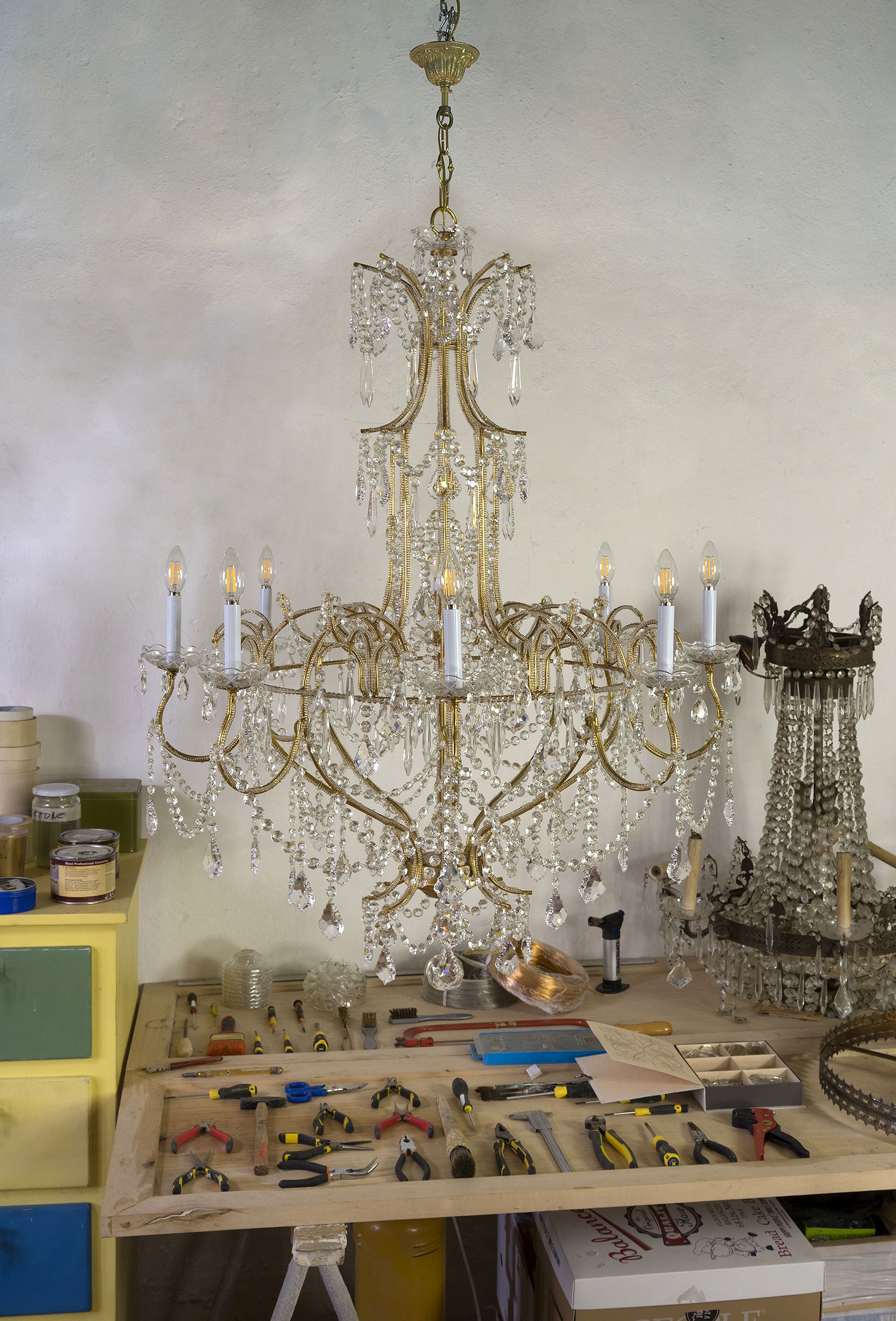 Grande lampadario Stile Impero 8 Luci, Ottone dorato e gocce Pendenti, Cablaggio USA-Lo Stile Italiano