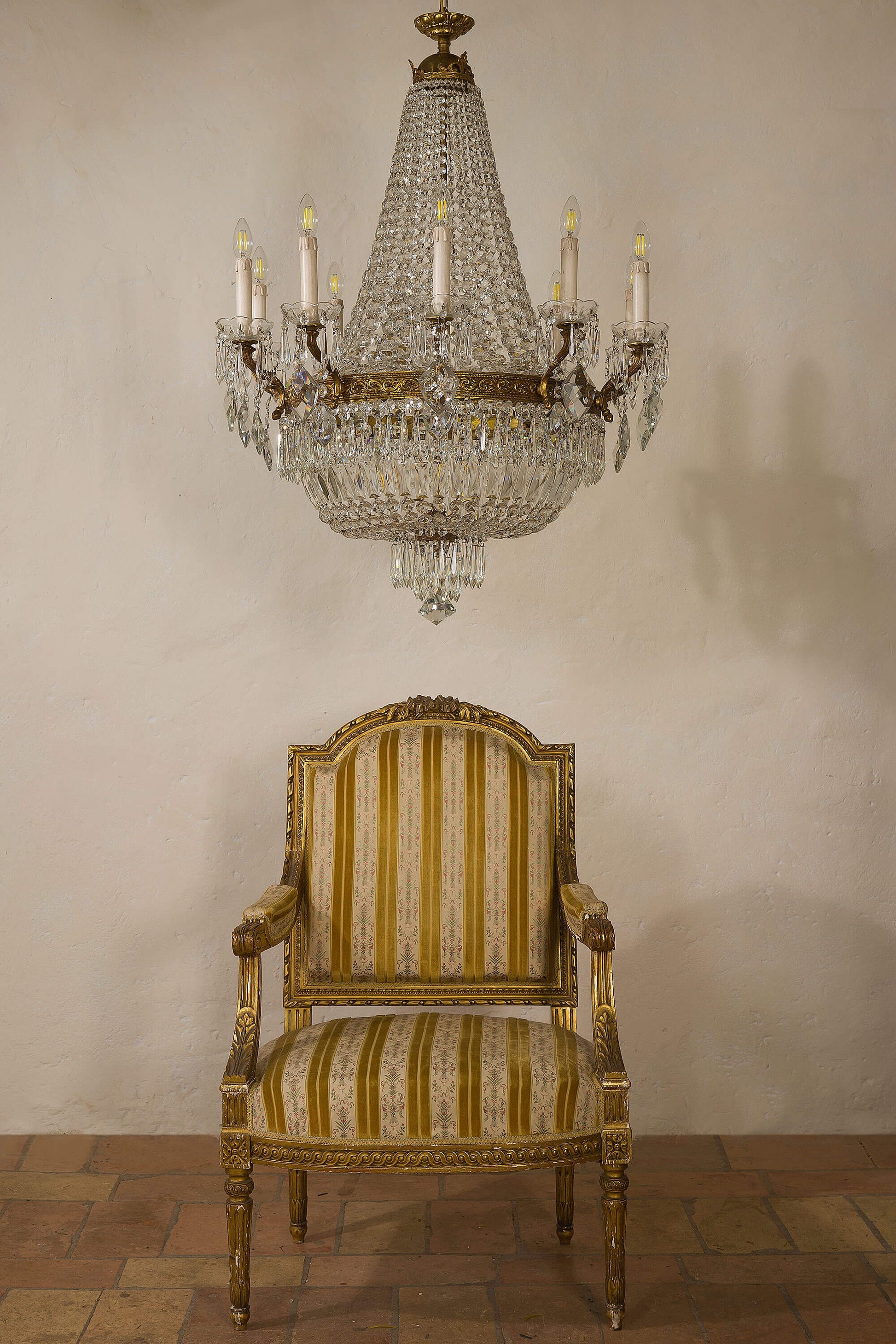 Importante lampadario per ristoranti e saloni realizzato in ottone e cristallo | Lo Stile Italiano