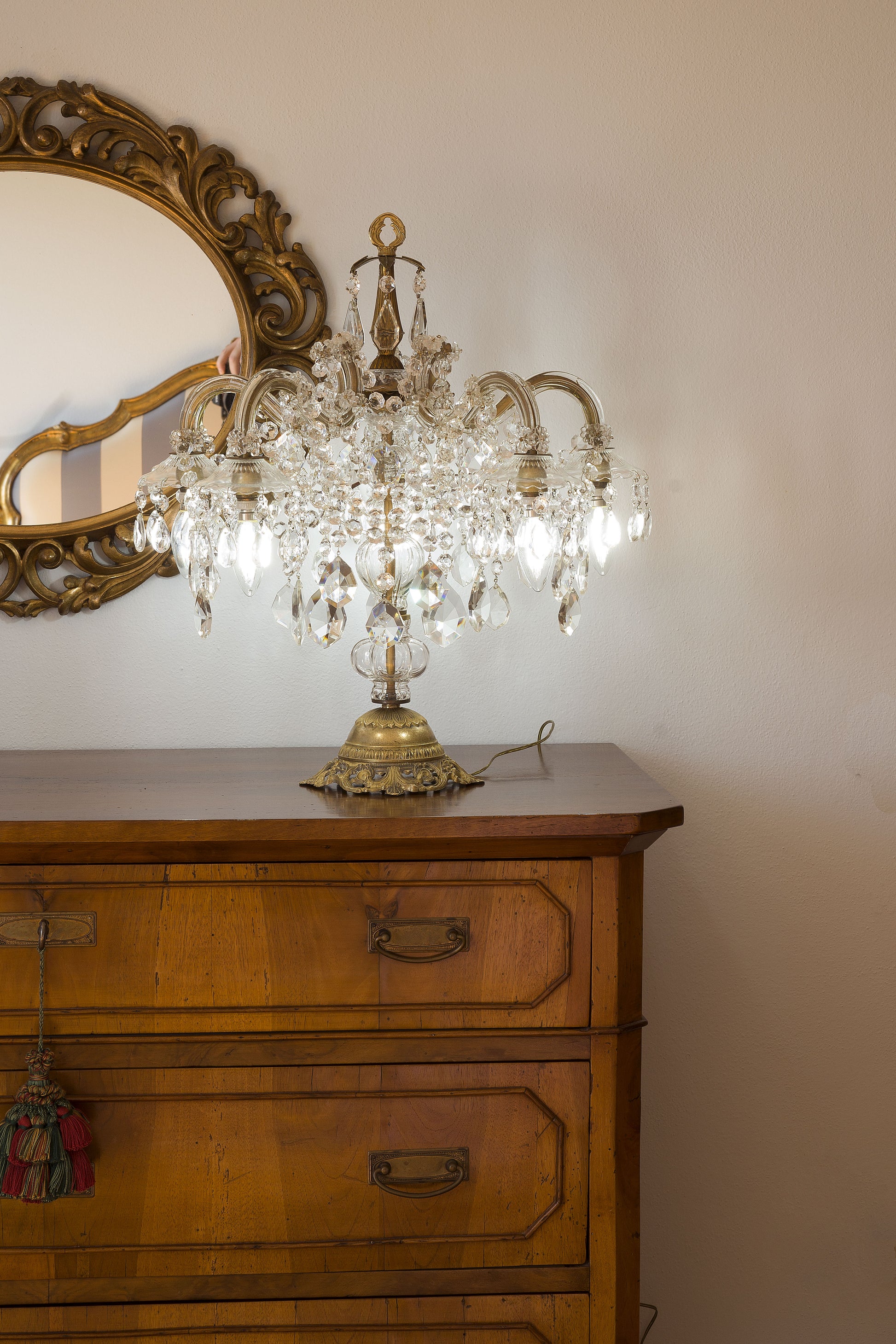 Grande Lampada da tavolo cristallo, con basamento in ottone cesellatoLo Stile Italiano