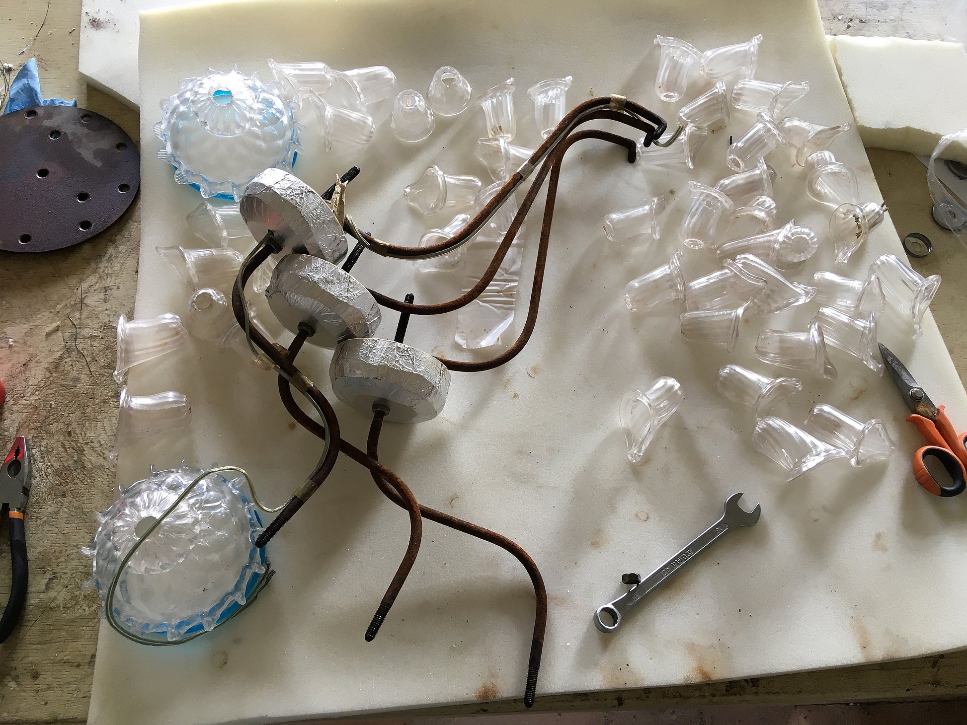Lampadari in vetro soffiato di Murano in fase di restauro-Lo-Stile-Italiano