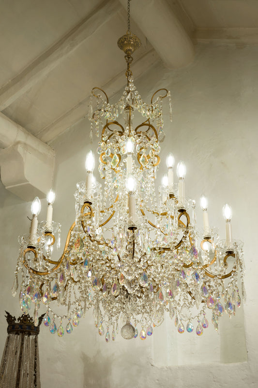 Lampadario stile Maria Teresa, 18 luci, ferro battuto dorato e gocce pendenti effetto aurora boreale-Lo Stile Italiano
