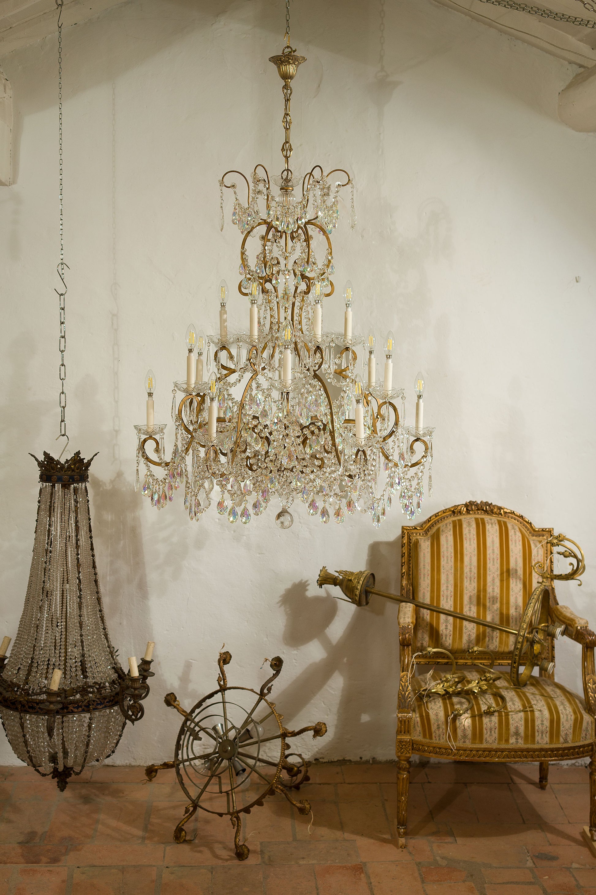 Grande lampadario stile Maria Teresa con18 candele, Gocce pendenti, Aurora boreale-Lo Stile Italiano