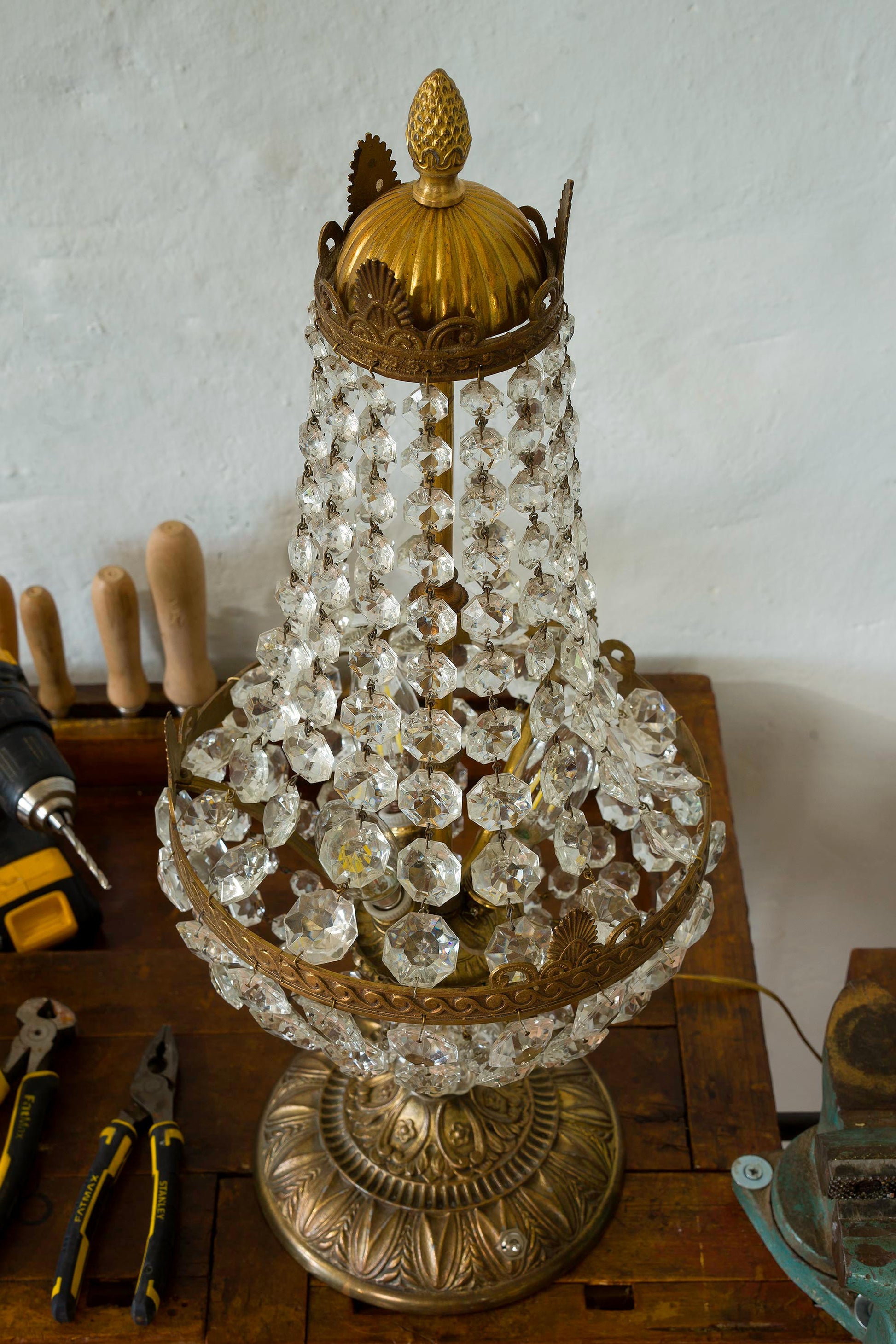 lampada impero con cimasa arricchita da una pigna in ottone-Lo Stile Italiano