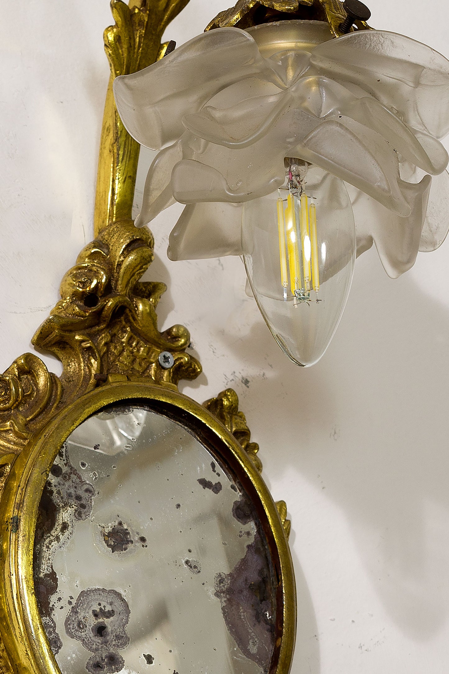 Antica lampada da parete con specchio antico con ossidazioni dell'argento.-Lo Stile Italiano