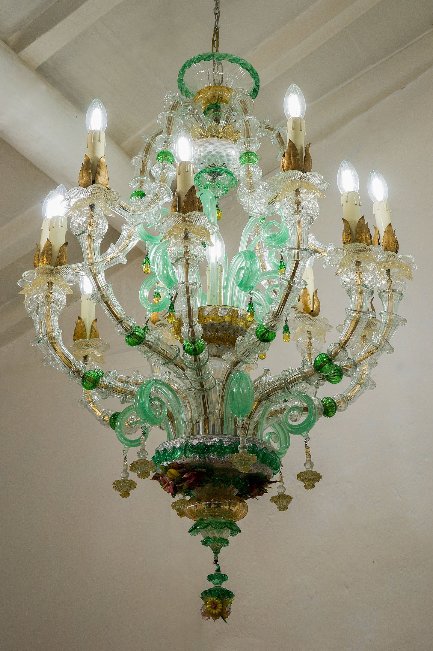 Lampadario per soggiorno in vetro trasparente, ambra e verde acqua.| Lo Stile Italiano