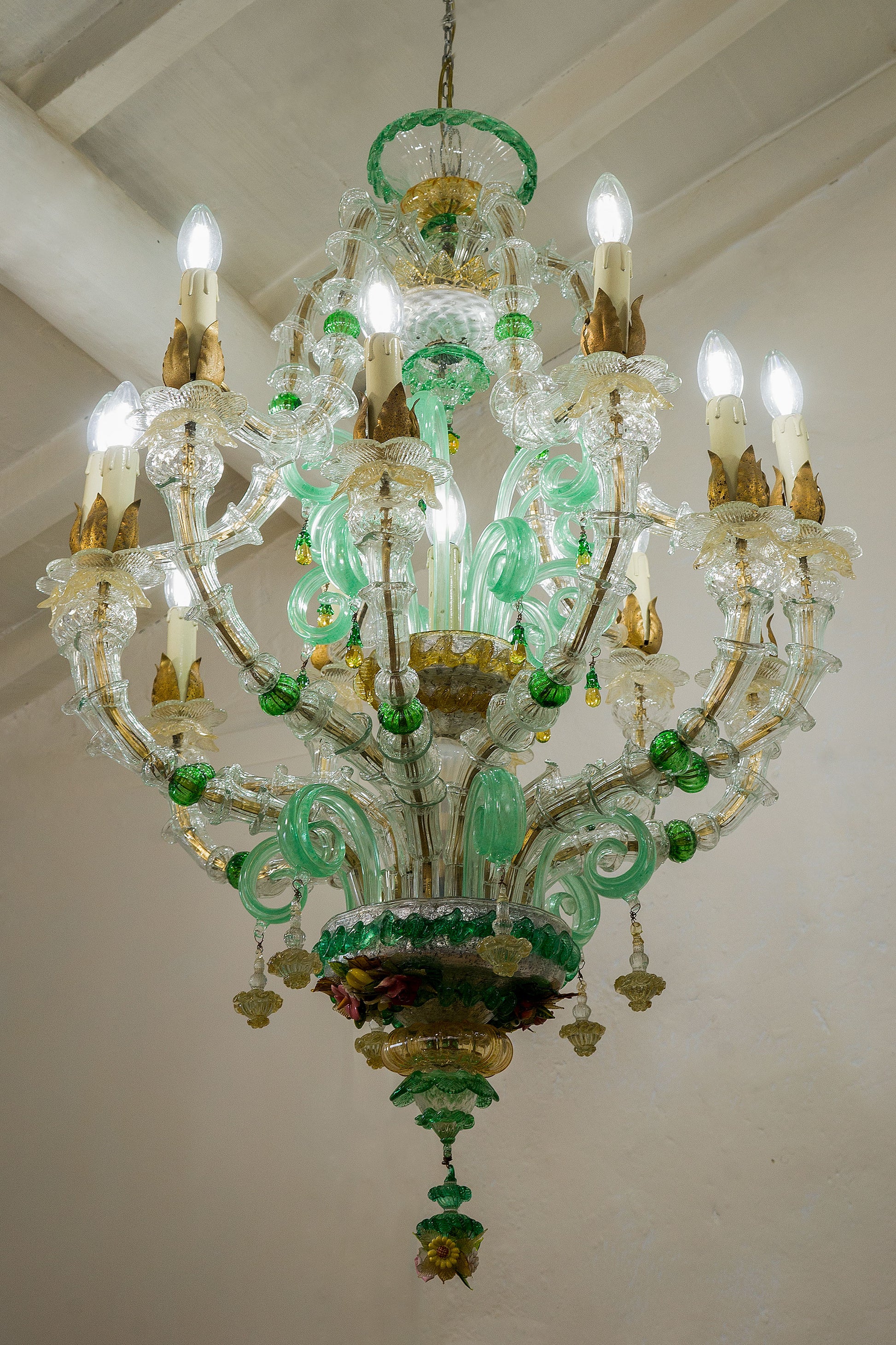 Lampadario per soggiorno in vetro trasparente, ambra e verde acqua.| Lo Stile Italiano