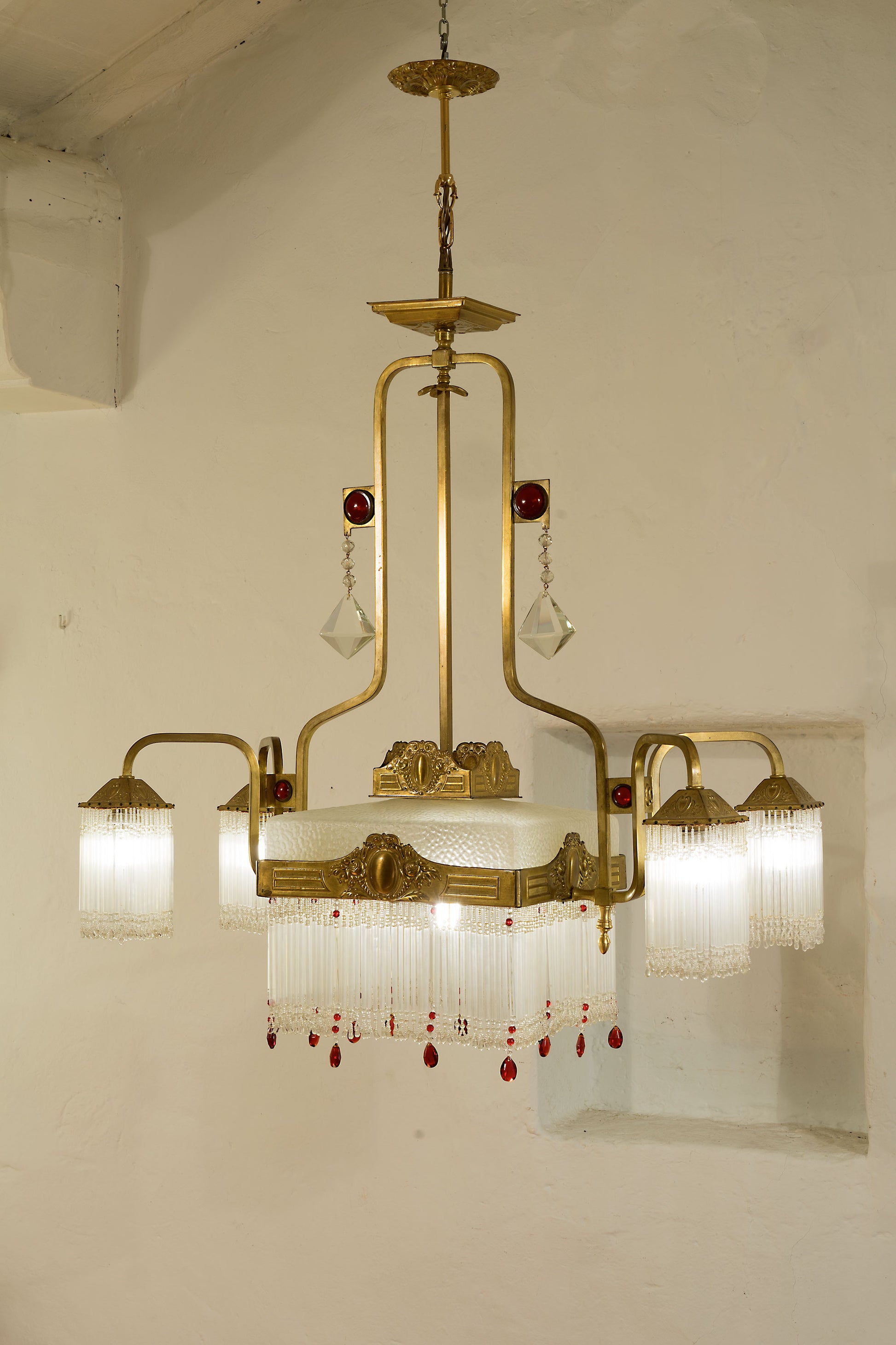 Lampadario Art Deco in metallo e vetro, 5 luci. Cannule in vetro di Murano e gocce in vetro rosso-Lo Stile Italiano
