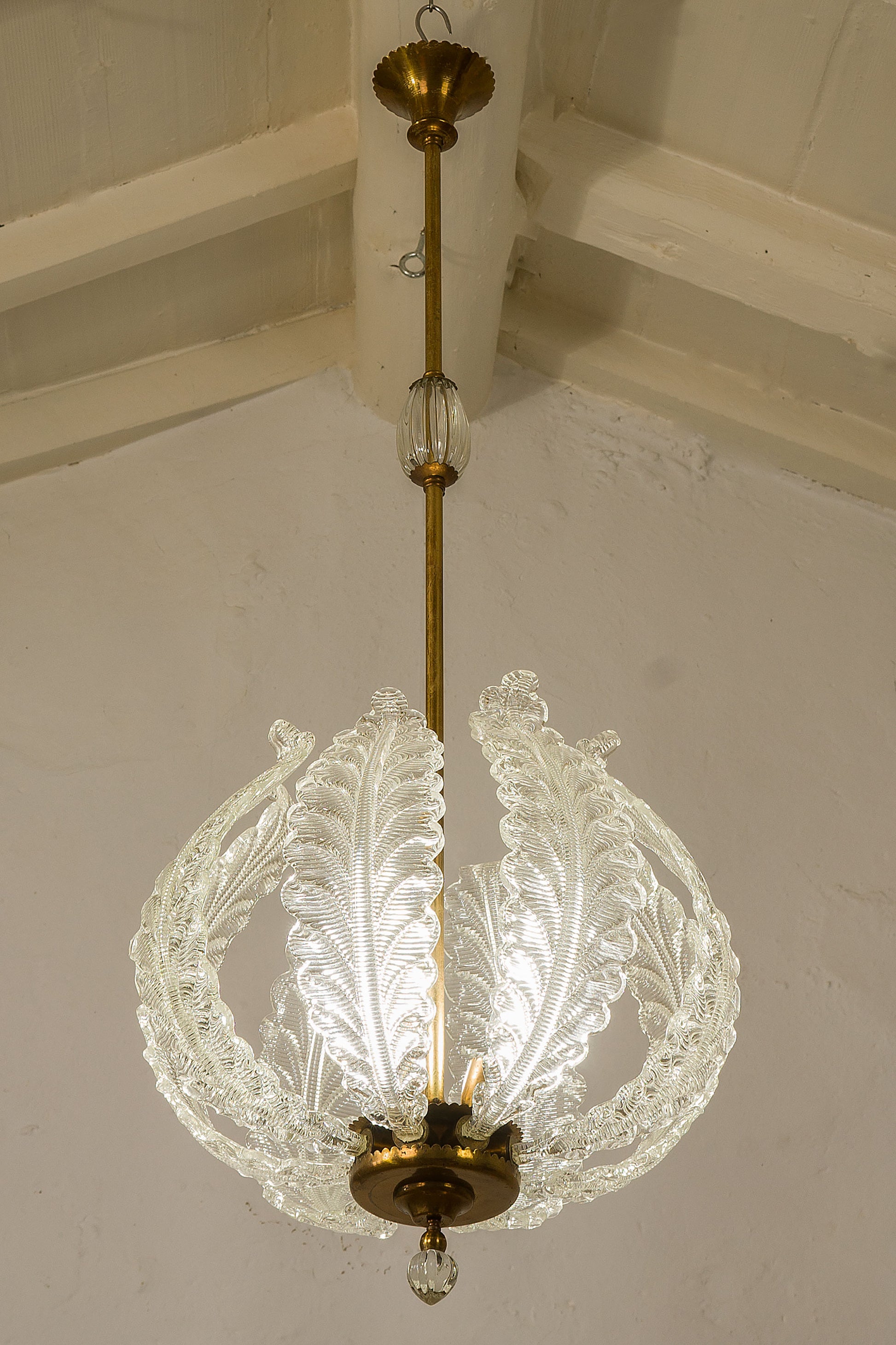 Lampadario ottone lucido e vetro di Murano con foglie rivolte verso l'alto-Lo Stile Italiano