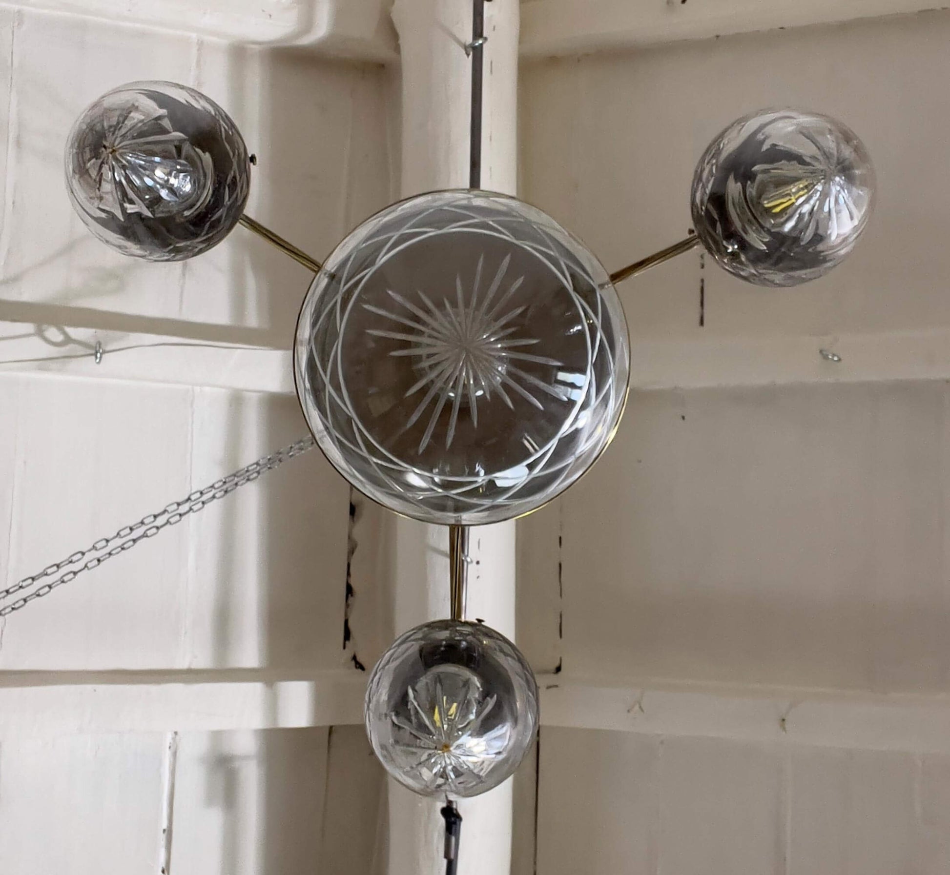 Lampadario Retrò in ottone e paralumi di cristallo. | Lo Stile Italiano
