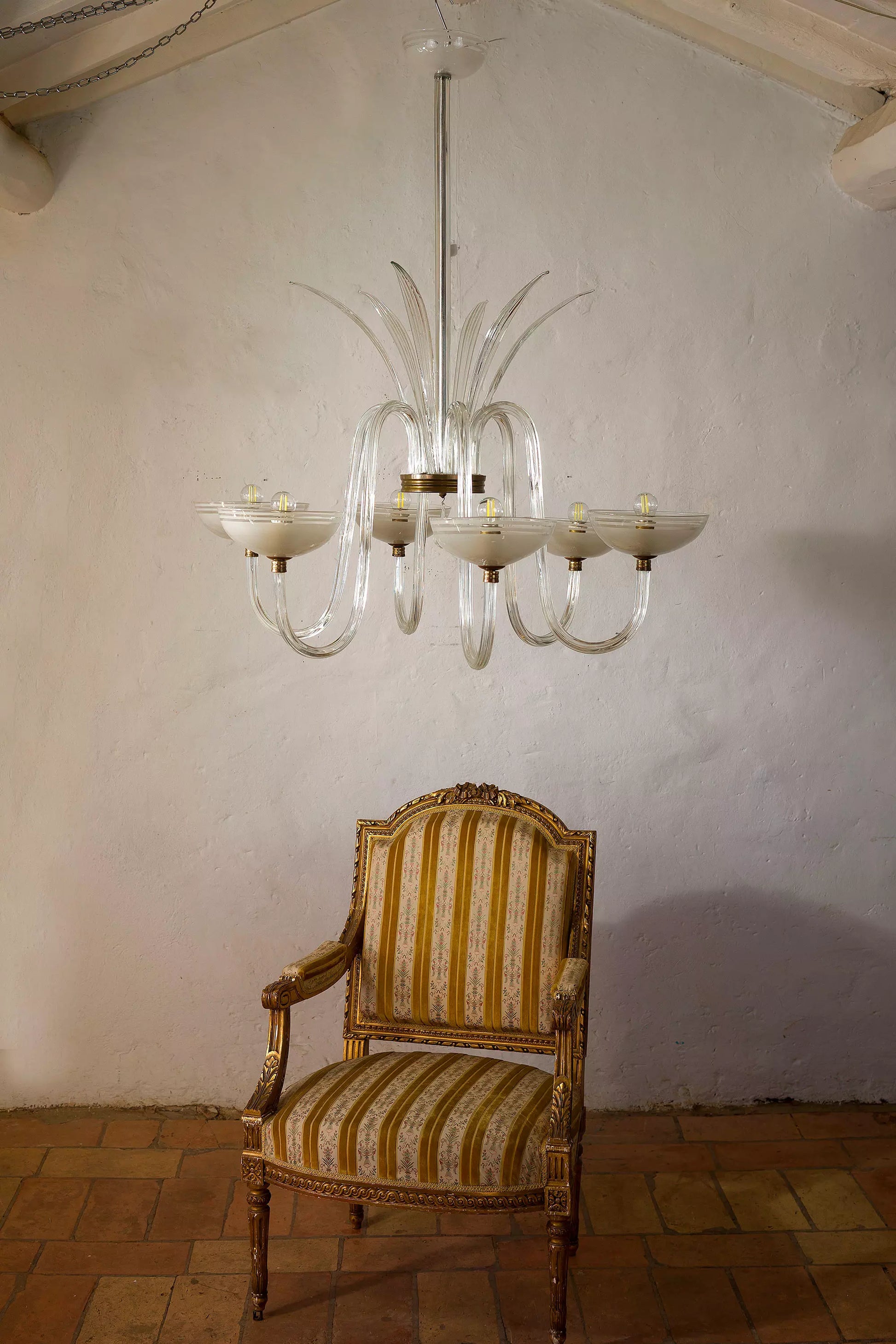 Grande lampadario Seguso dalla dorma imponente ed elegante, con poltrona Luigi XVi| Lo Stile Italiano