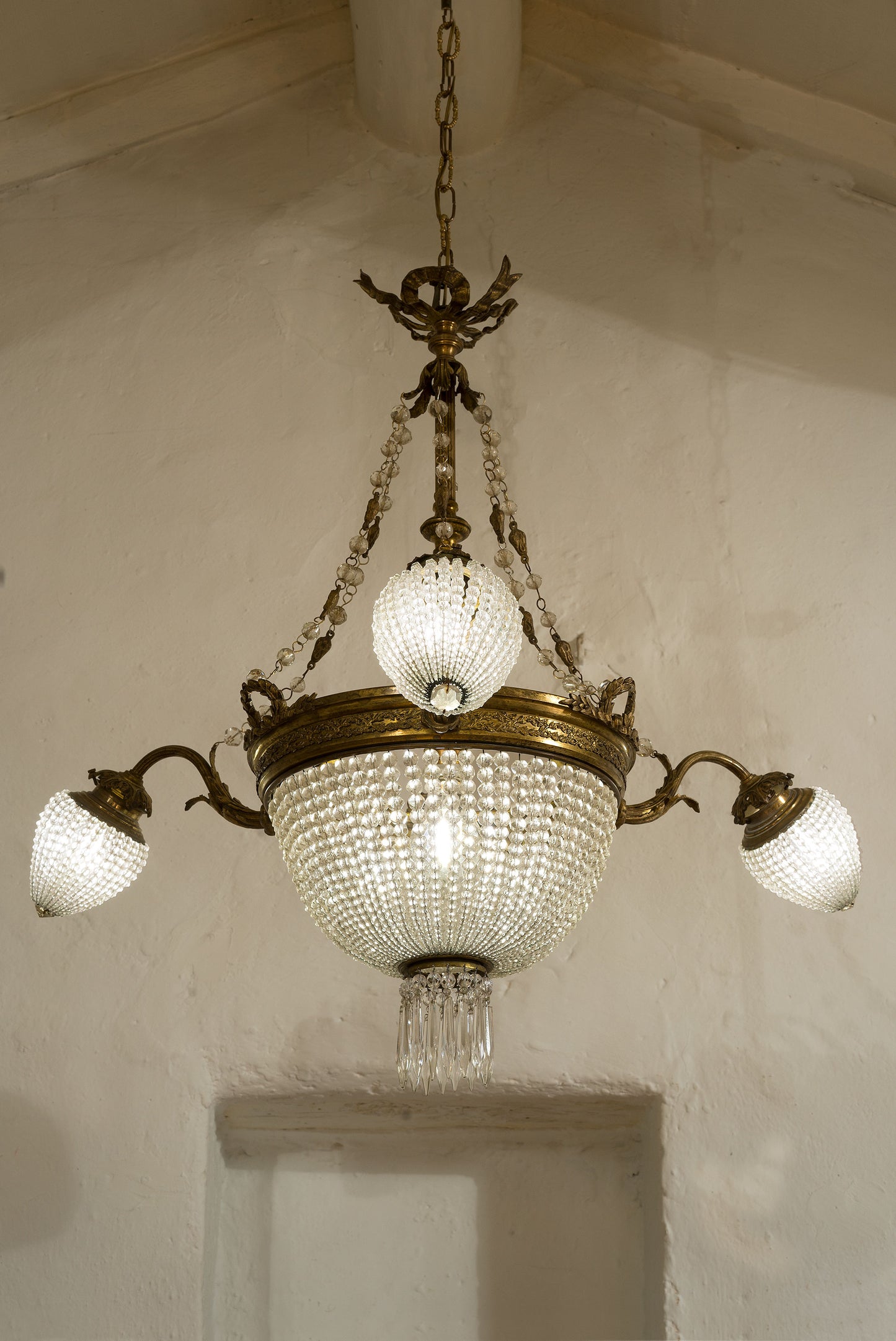 Lampadario Napoleone III in ottone cesellato, ricoperto di sfere di cristallo sfaccettatoLo-Lo Stile Italiano