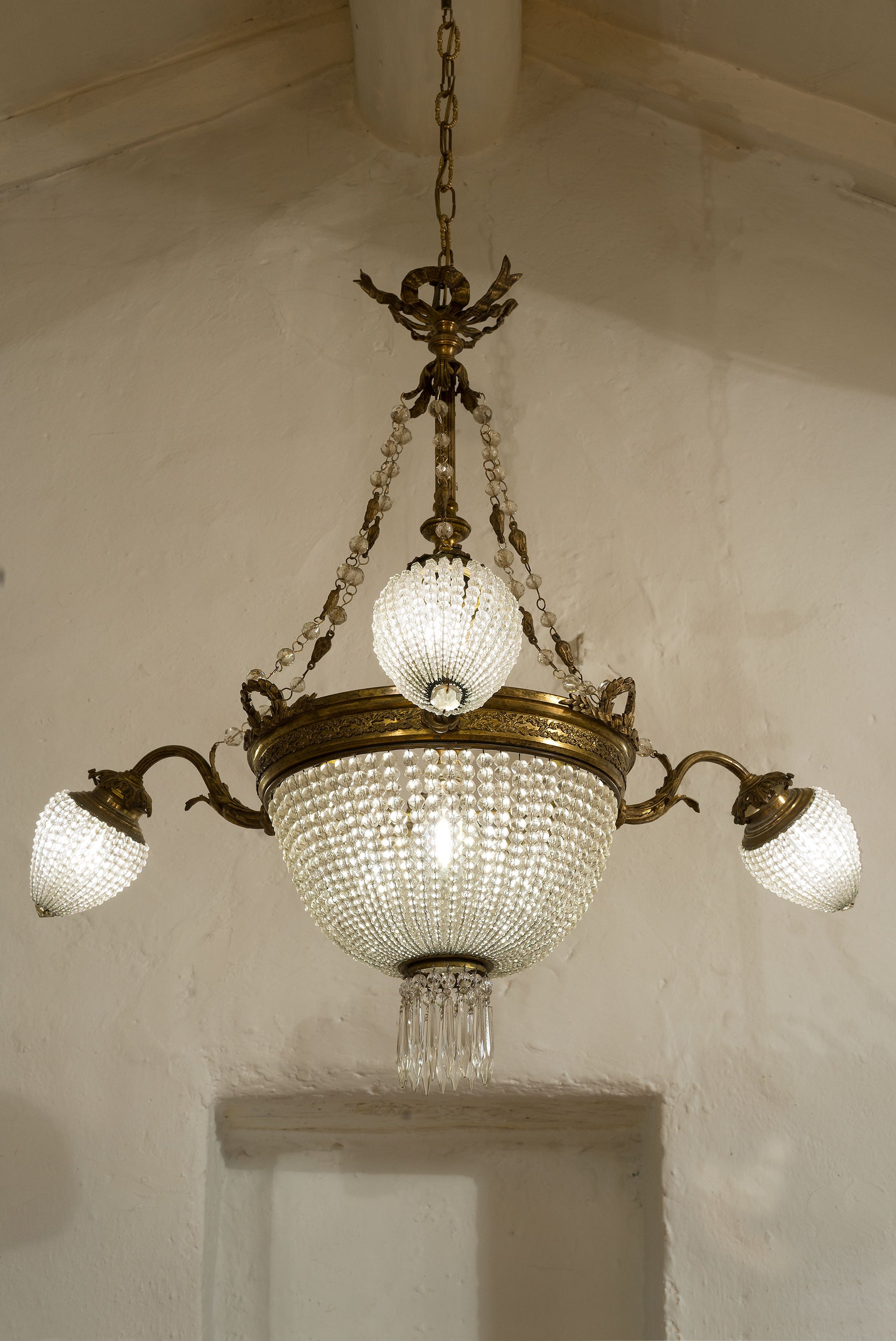 Lampadario Napoleone III in ottone cesellato, ricoperto di sfere di cristallo sfaccettatoLo-Lo Stile Italiano