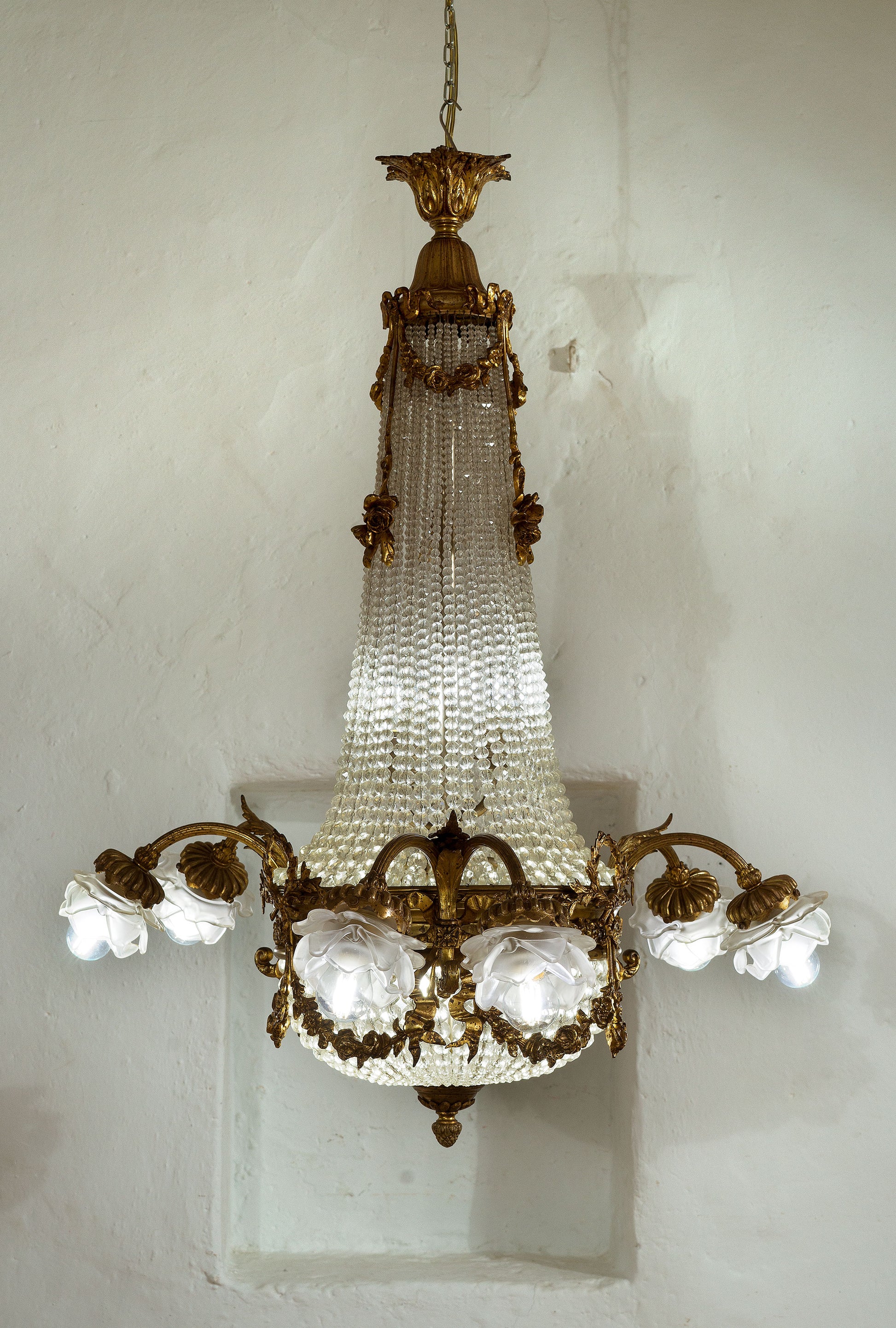 Lampadario antico di cristallo, Italia anni 1920, Art Nouveau, 11 Luci, arricchite da paralumi in vetro satinato-Lo Stile Italiano