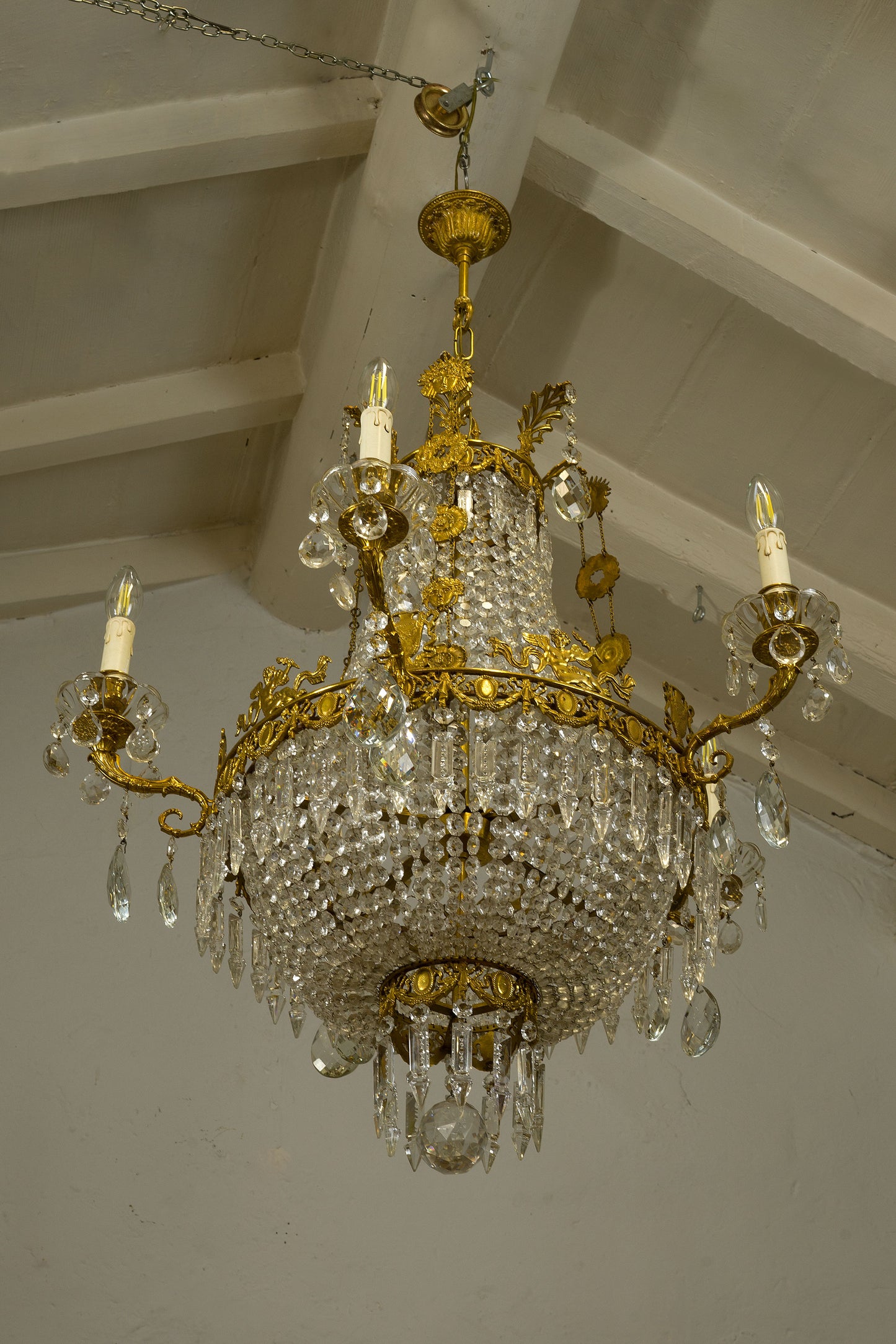 Lampadario impero a mongolfiera in ottone cesellato e dorato, vista dal basso. gocce di cristallo pendenti-Lo Stile Italiano
