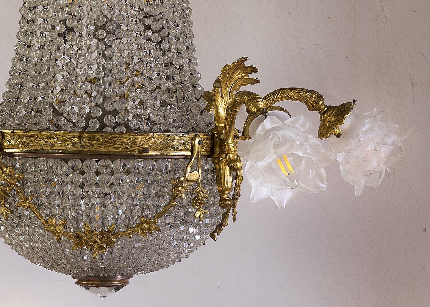 lampadario Art Nouveau, in cristallo e ottone cesellato e dorato, con festoni in ottone-Lo Stile Italiano