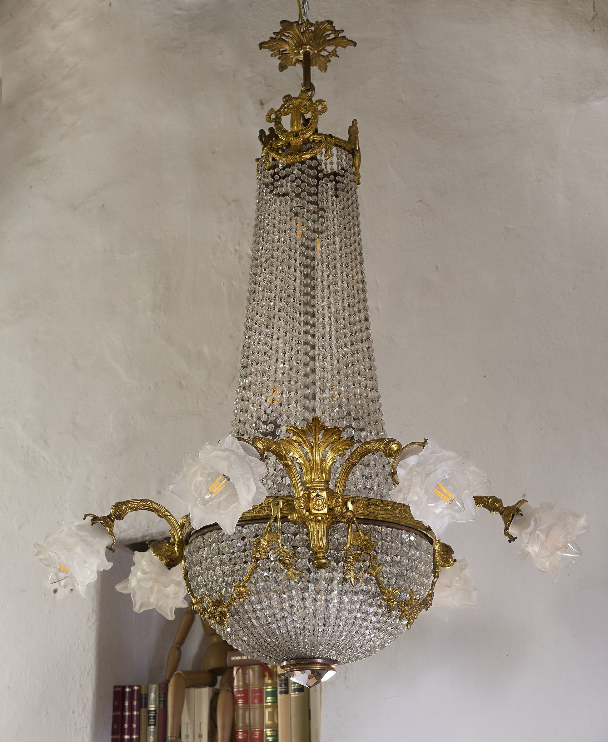 Lampadario impero in ottone cesellato ricoperto di sfere di cristallo sfaccettate, 12 luci-Lo Stile Italiano