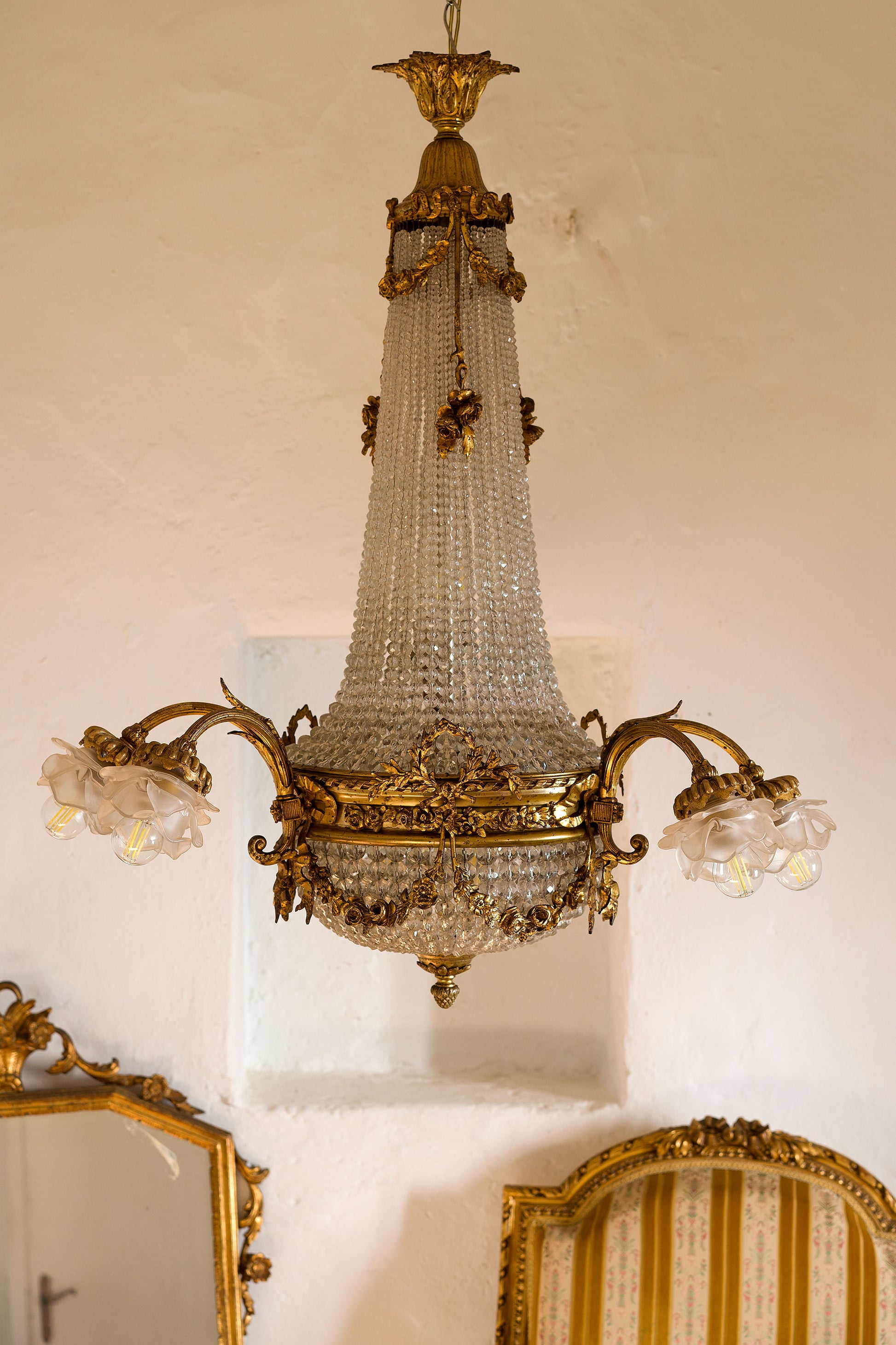 Lampadario in ottone cesellato e dorato, ricoperto di sfere di cristallo, 11 luci con paralumi in vetro opalino-Lo Stile Italiano