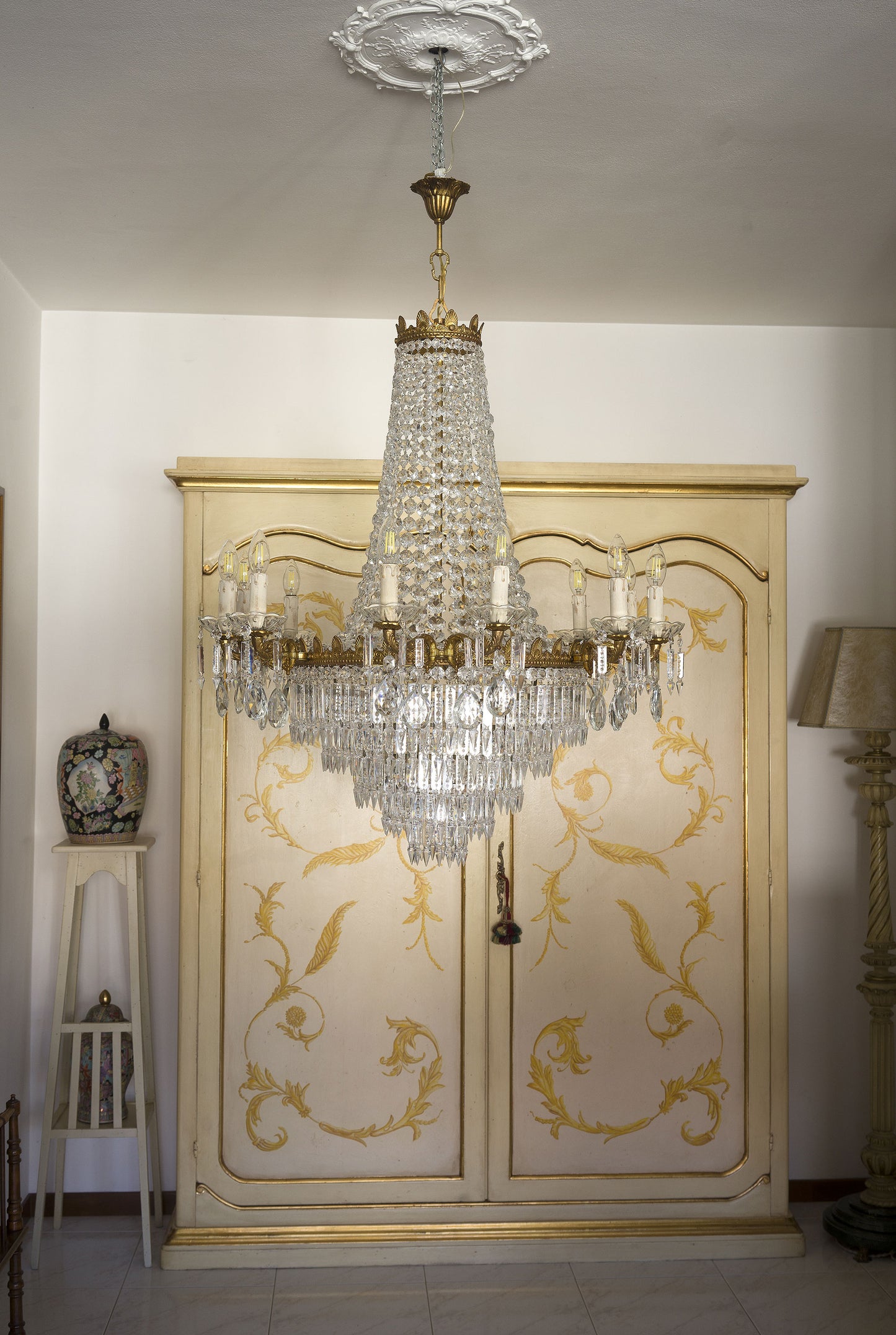 Grande lampadario Stile Impero di cristallo, con gocce pendenti, 18 Luci-Lo Stile Italiano