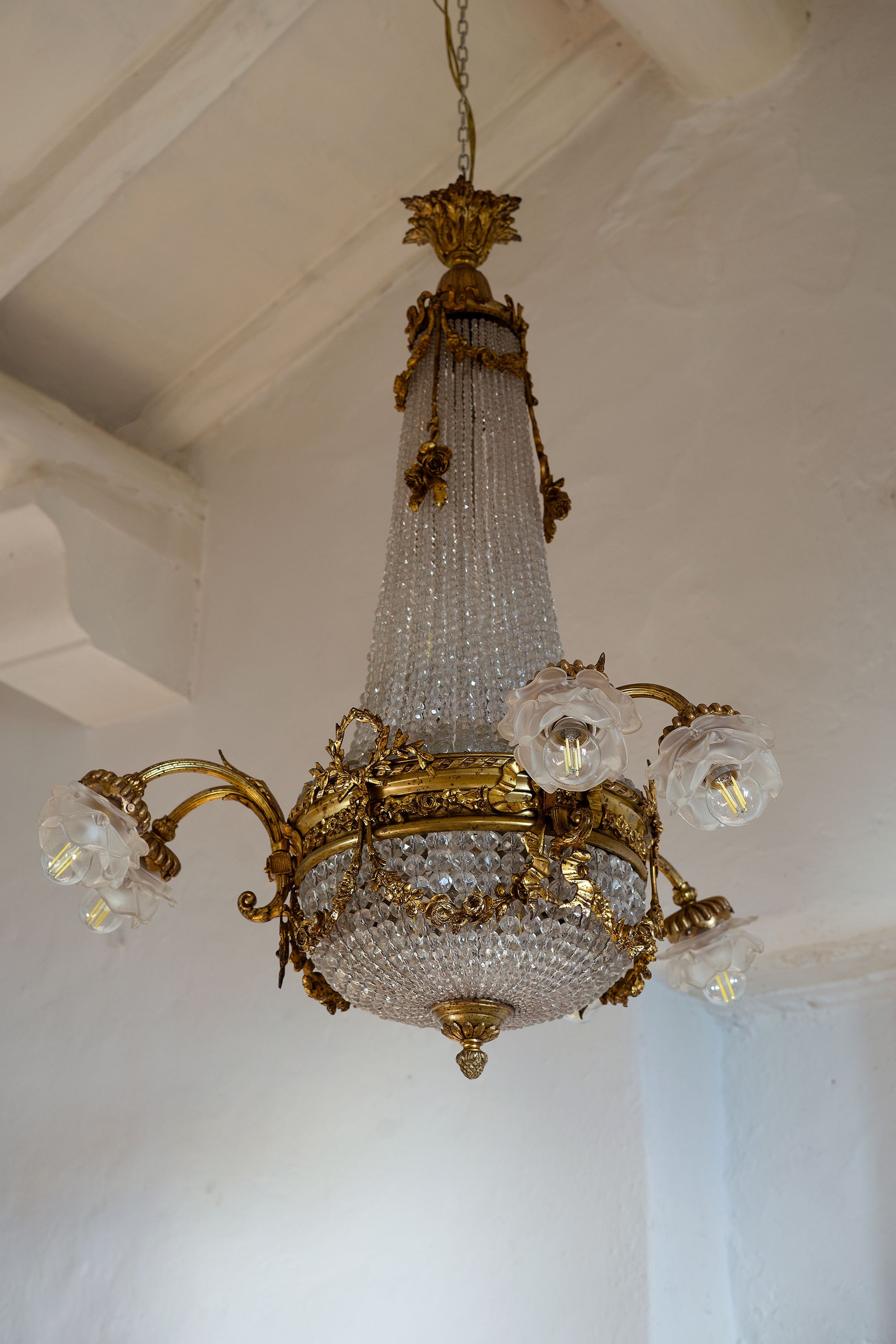 lampadario Art Nouveau (liberty), con sfere di cristallo, struttura e fregi realizzati con fusioni di ottone in  dorato-Lo Stile Italiano