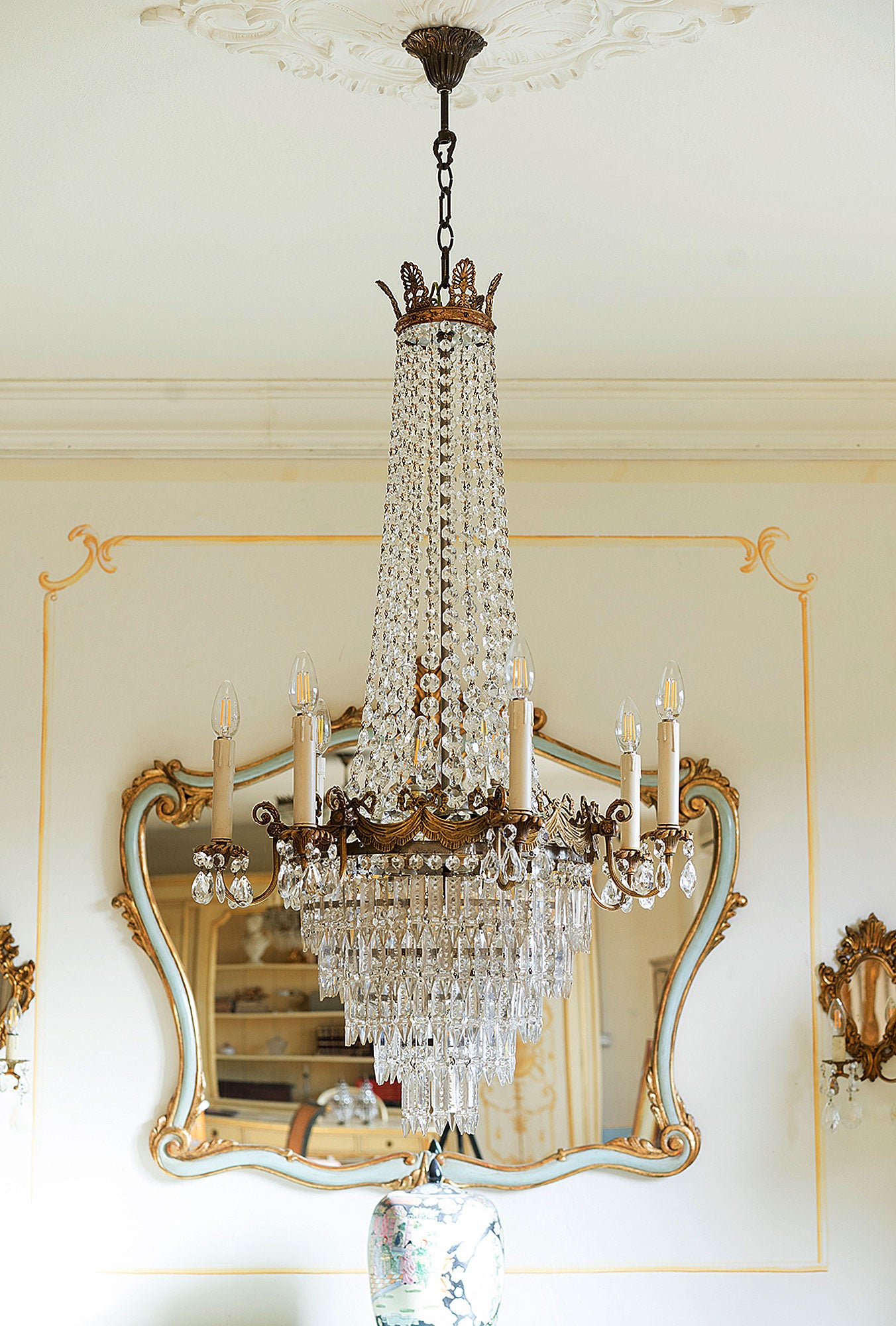Antico Lampadario Impero, periodo primi anni del '900, realizzato in ottone cesellato e gocce di cristallo pendenti-Lo Stile Italiano