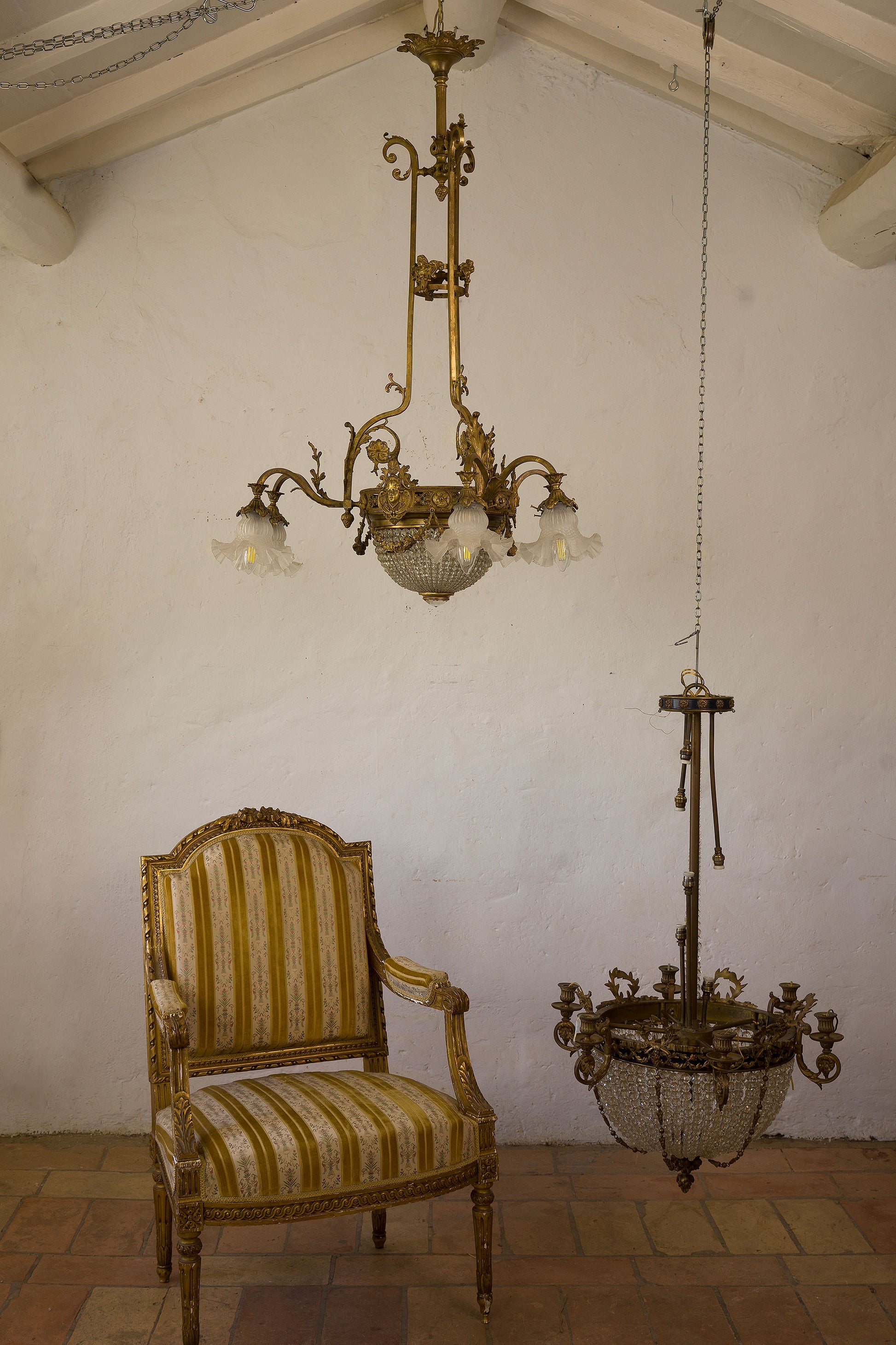 Lampadari antichi Impero e Art Nouveau con poltrona Luigi XVI-Lo Stile Italiano