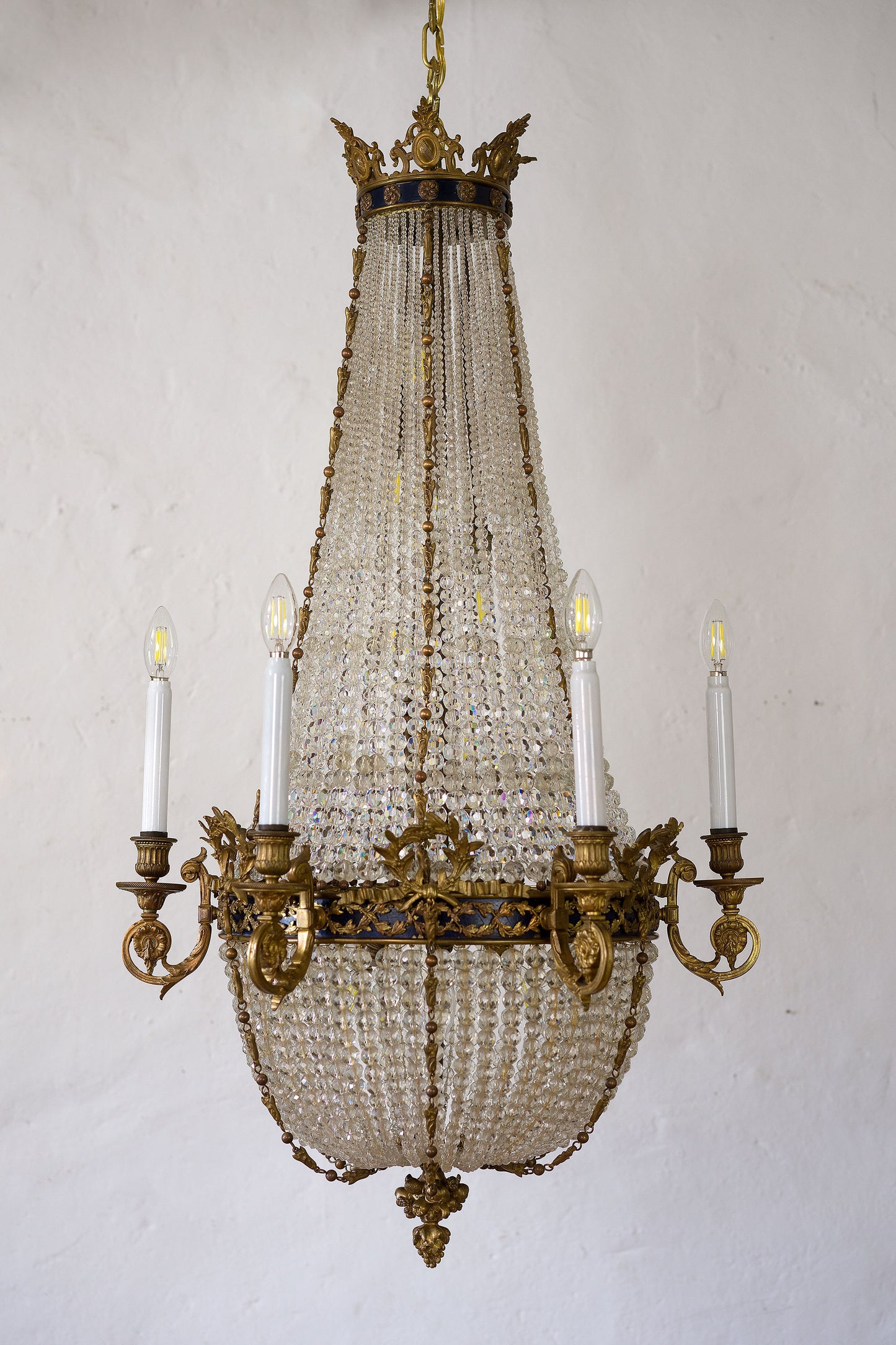 Antico lampadario Impero con decorazioni in bronzo raffiguranti corone di alloro ispirate al periodo Neoclassico e Rococò-Lo Stile Italiano