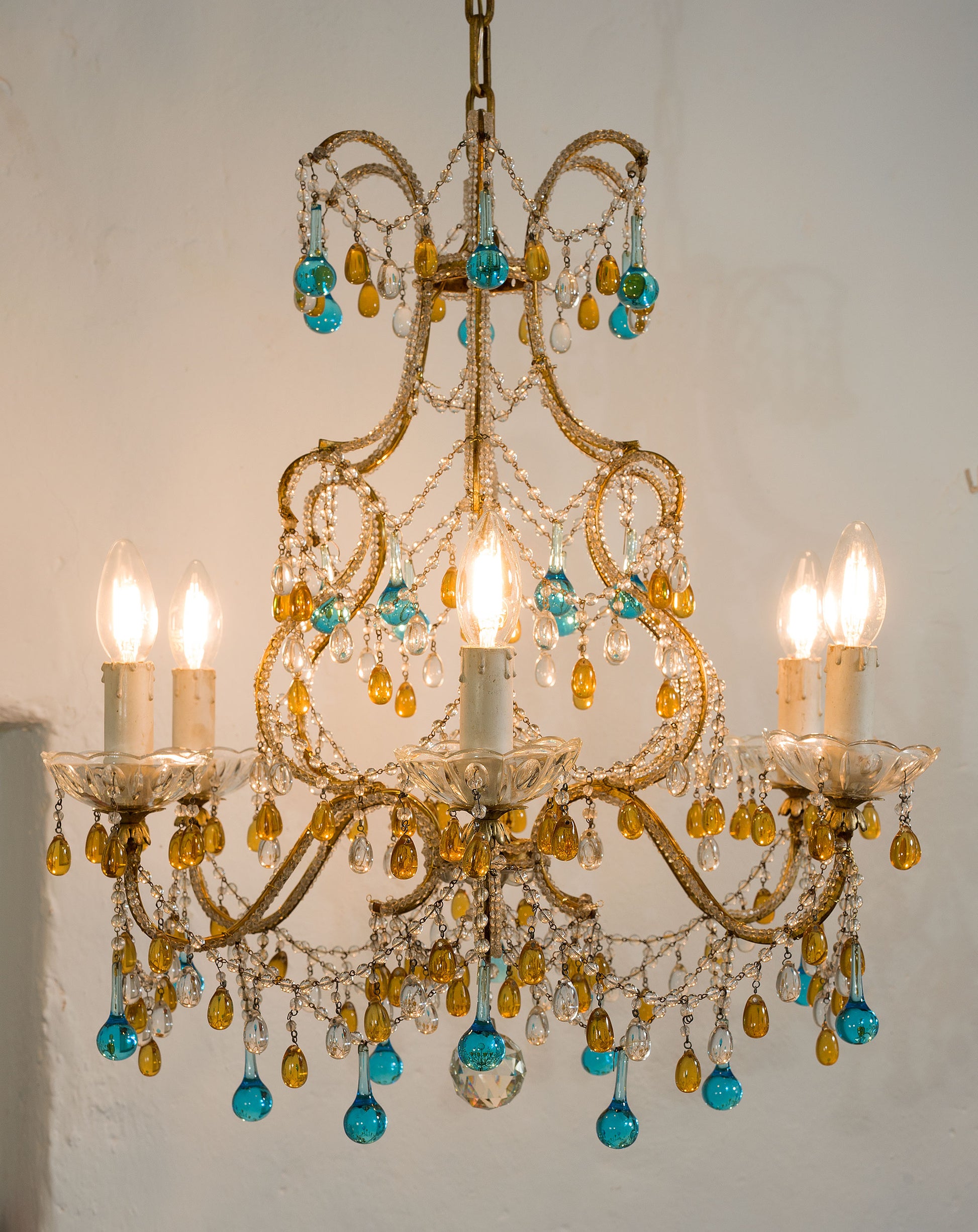 Lampadario Maria Teresa a 6 luci con Cristalli Pendenti colorati anni '30, Vintage-Lo-Stile-Italiano
