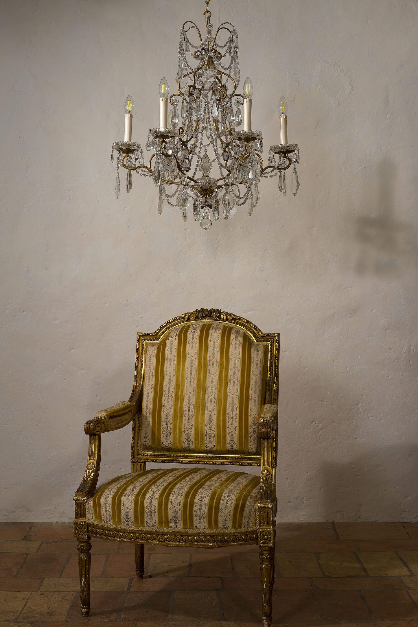 Lampadario antico di cristallo con poltrona Luigi XVI. - Lo Stile Italiano