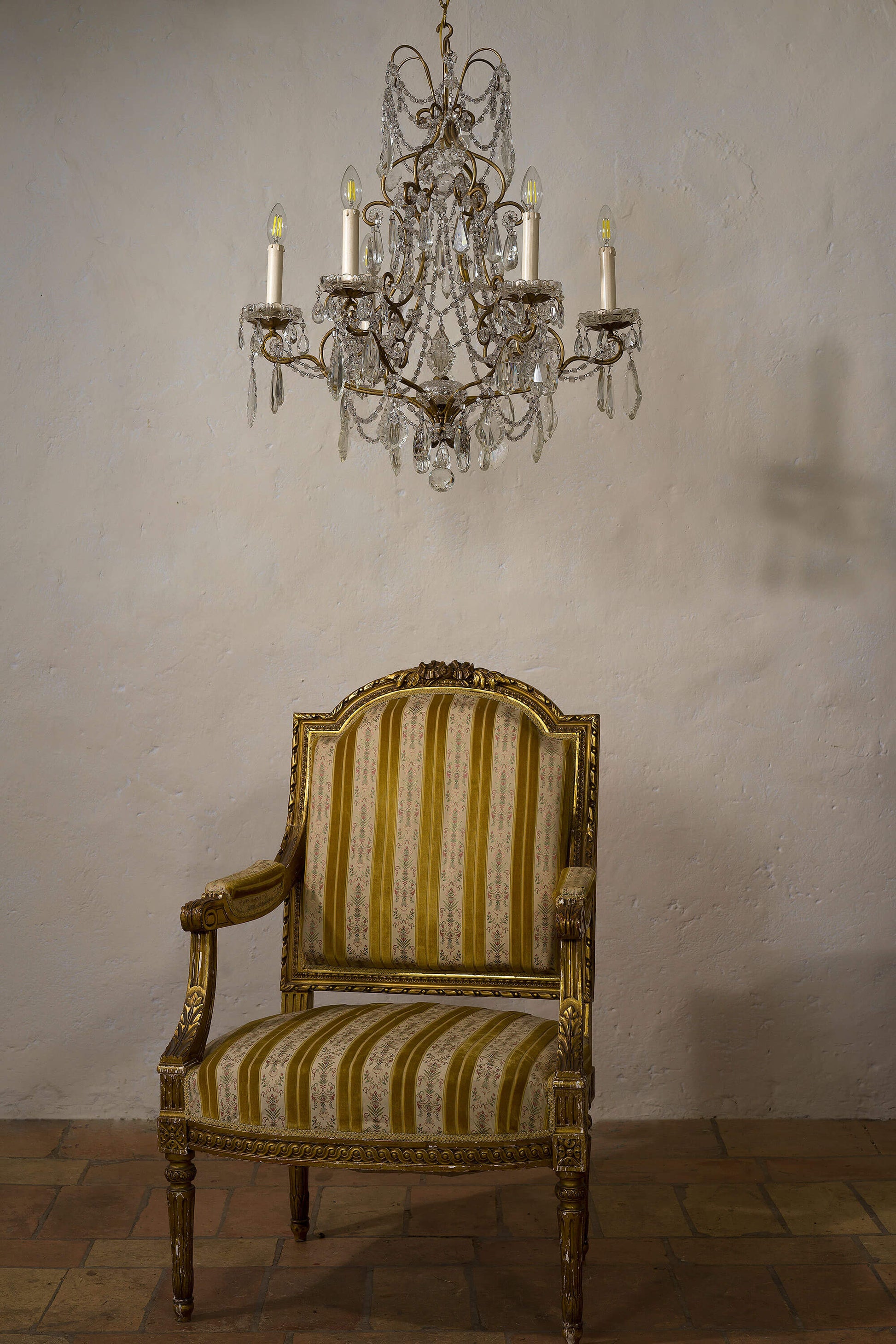 Lampadario antico di cristallo con poltrona Luigi XVI. - Lo Stile Italiano