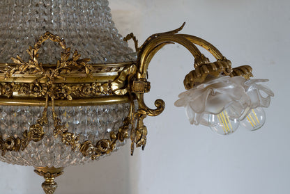 Lampadario antico con fregi in ottone cesellato e dorato, ricoperto da sferer di cristallo. I paralumi sono in vetro opalino satinato-Lo Stile Italiano
