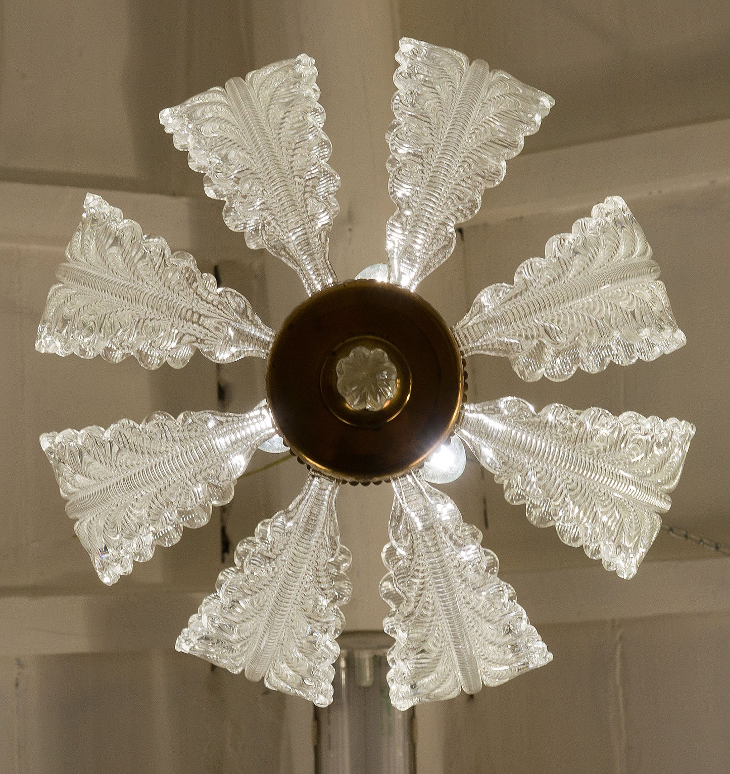 Lampadario in vetro di Murano con 8 foglie, illuminato-www.lostileitaliano.eu