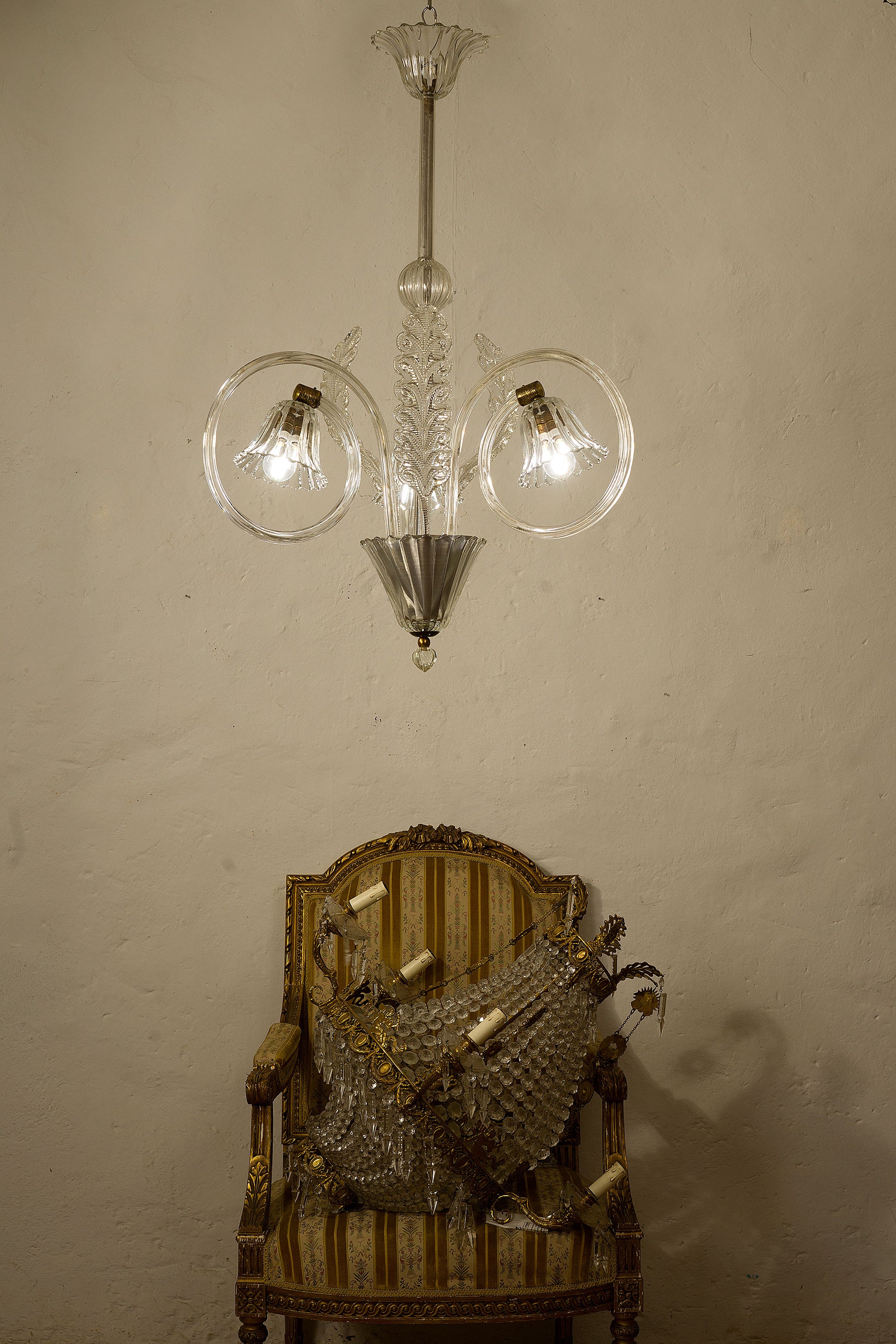 Lampadario in vetro soffiato con tre luci accese-Lo stile Italiano