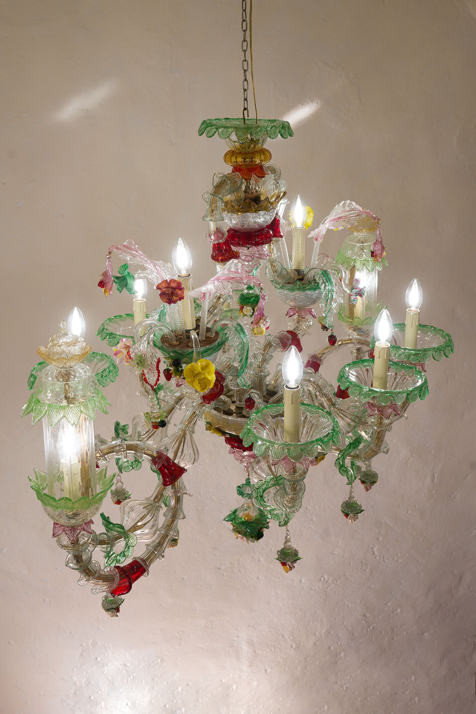 Antico lampadario Ca'Rezzonico in vetro di Murano con pendenti di varie forme, raffiguranti cesti di fiori e frutta colorata-Lo Stile Italiano