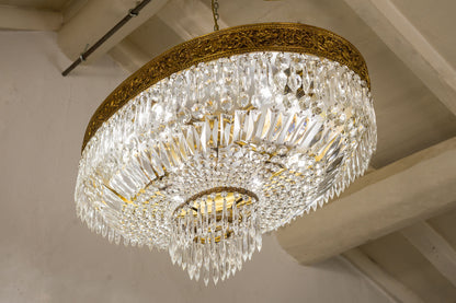 Lampadario antico di cristallo con poltrona Luigi XVI-Lo Stile Italiano