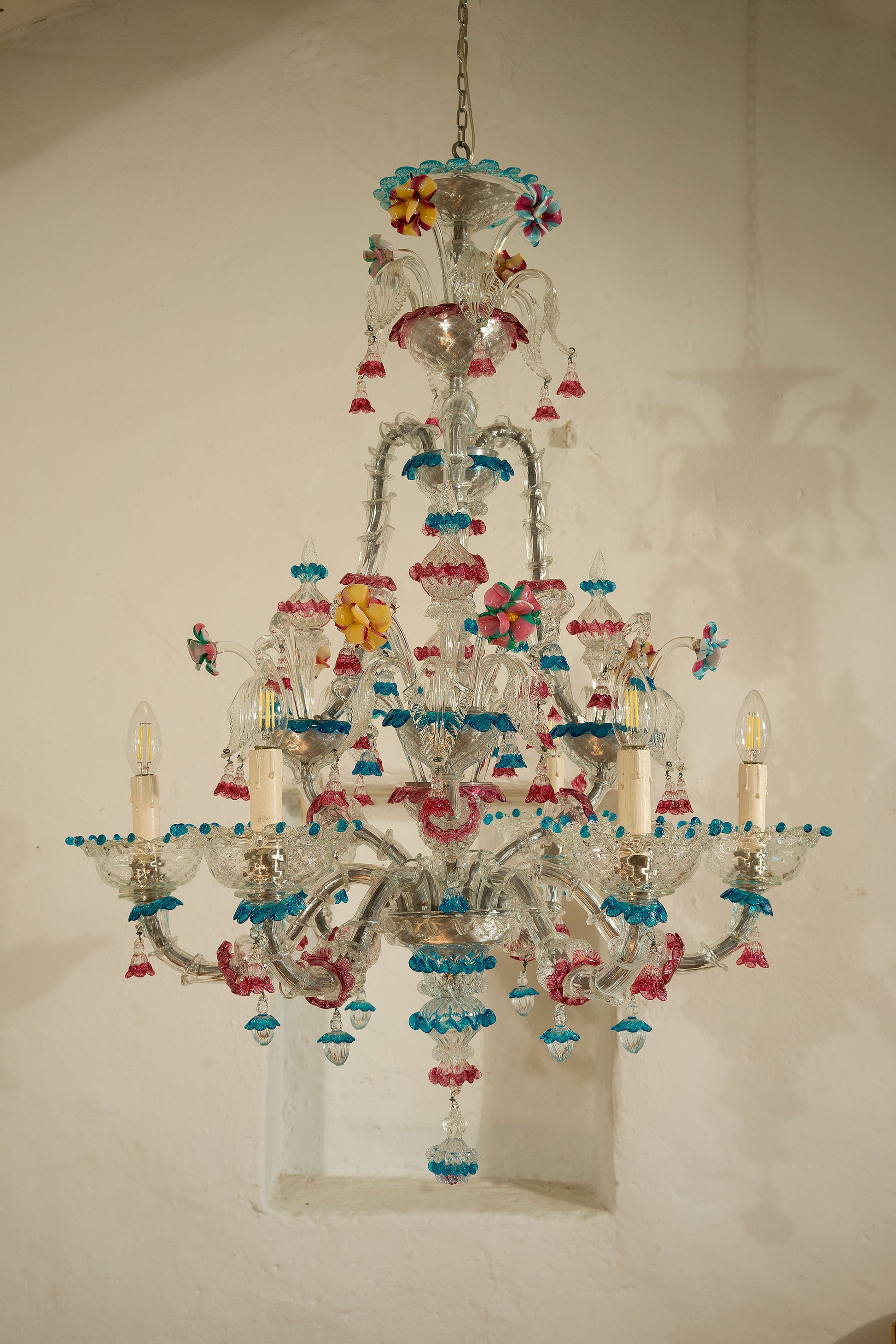 Lampadario in vetro soffiato, con Fiori, foglie, puntali, campane, coppe, moltitudine di forme e colori-Lo Stile Italiano