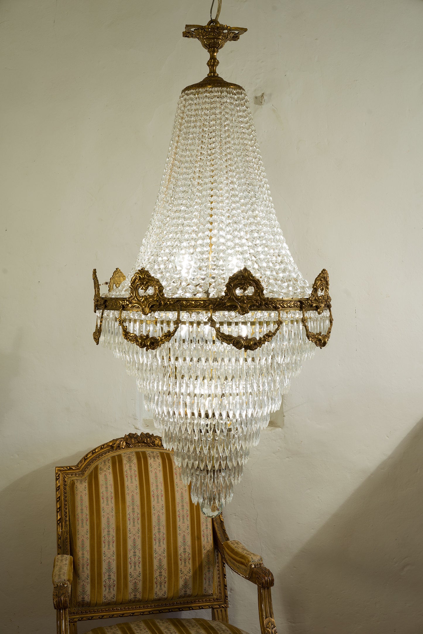 Grande e imponente lampadario in stile impero con 11 luci interne che lo rendono molto luminoso-Lo-stile-Italiano