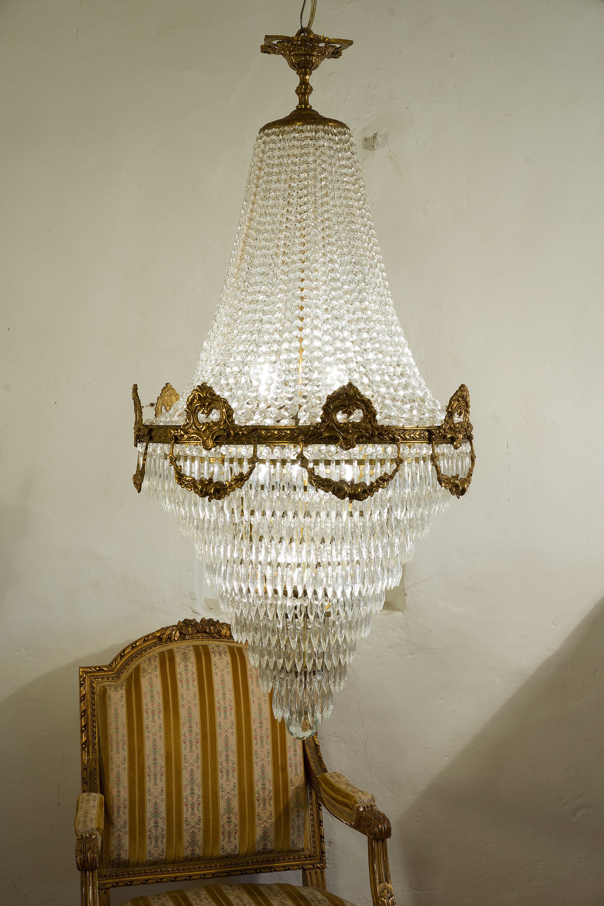 Grande e imponente lampadario in stile impero con 11 luci interne che lo rendono molto luminoso-Lo-stile-Italiano