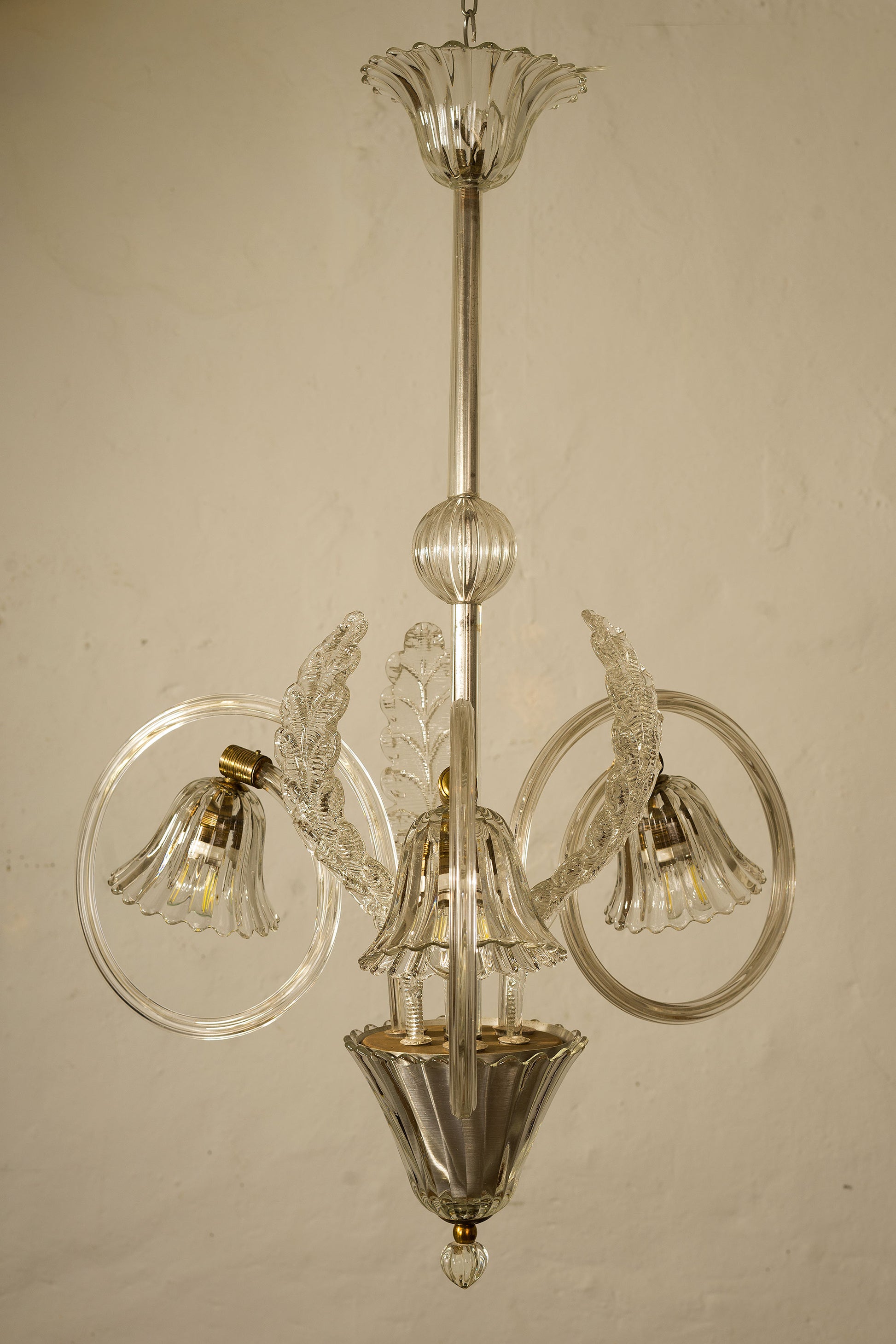 Lampadario con tre foglie lavorate a piastra e coppe in vetro rigadin-Lo stile Italiano