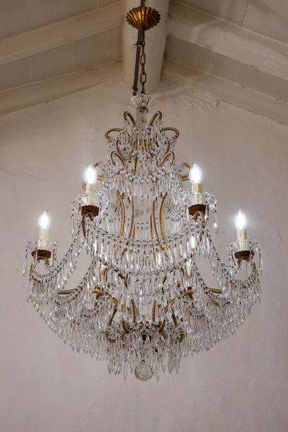 Lampadario arricchito da una cascata di gocce pendenti in cristallo e vetro.|Lo Stile Italiano