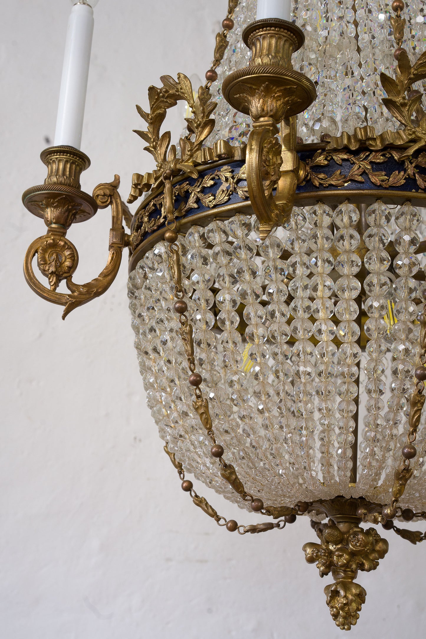 Elegante lampadario Impero con decorazioni ispirate al periodo Neoclassico e Luigi XVI-Lo Stile Italiano