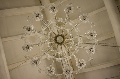 Grande lampadario Maria Teresa 12 Luci, con gocce pendenti, Italia anni '40 - Lo Stile Italiano