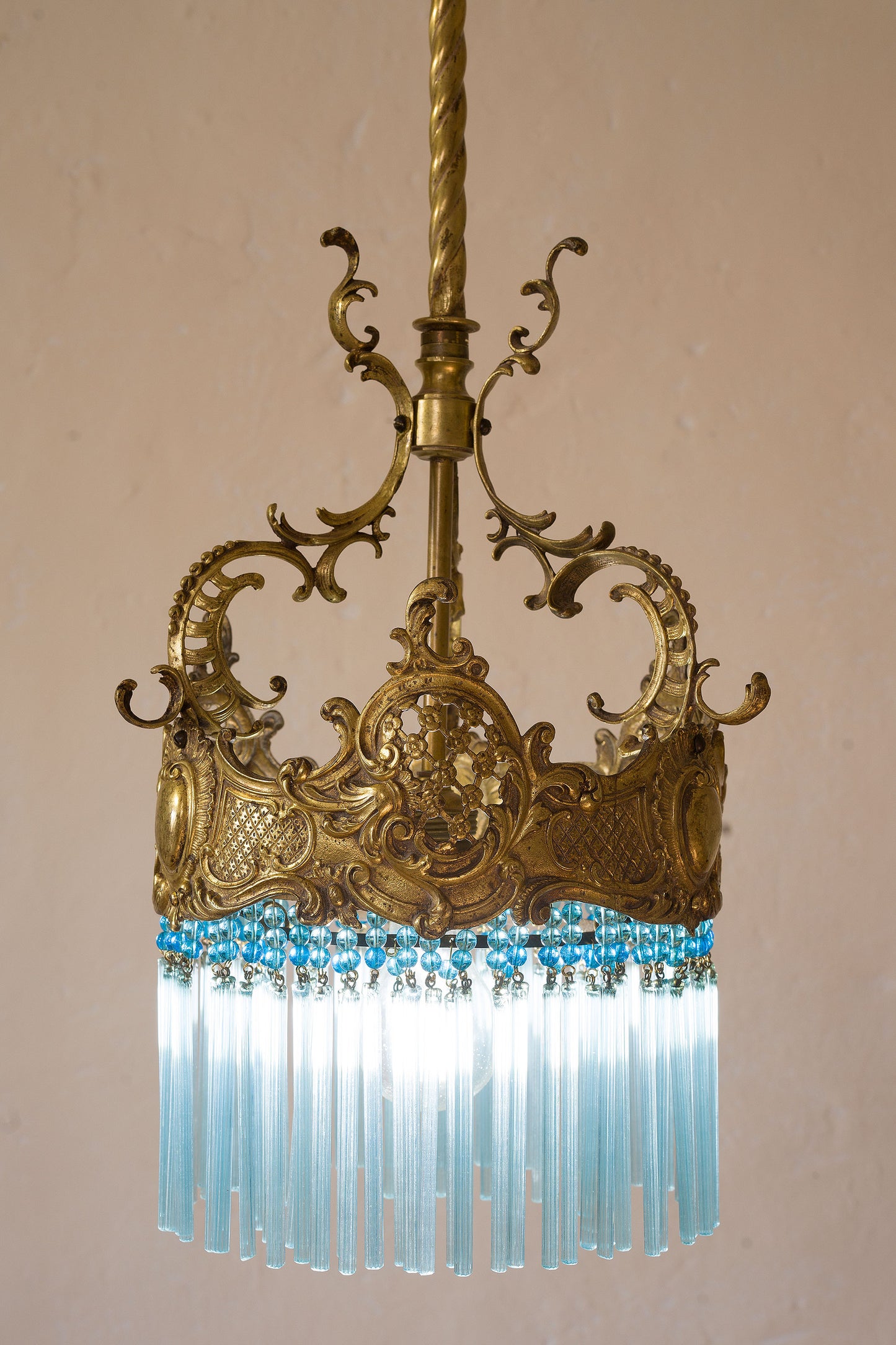 Elegante lampadario con ricche cesellature in ottone prodotto fine XIX secolo-Lo Stile Italiano
