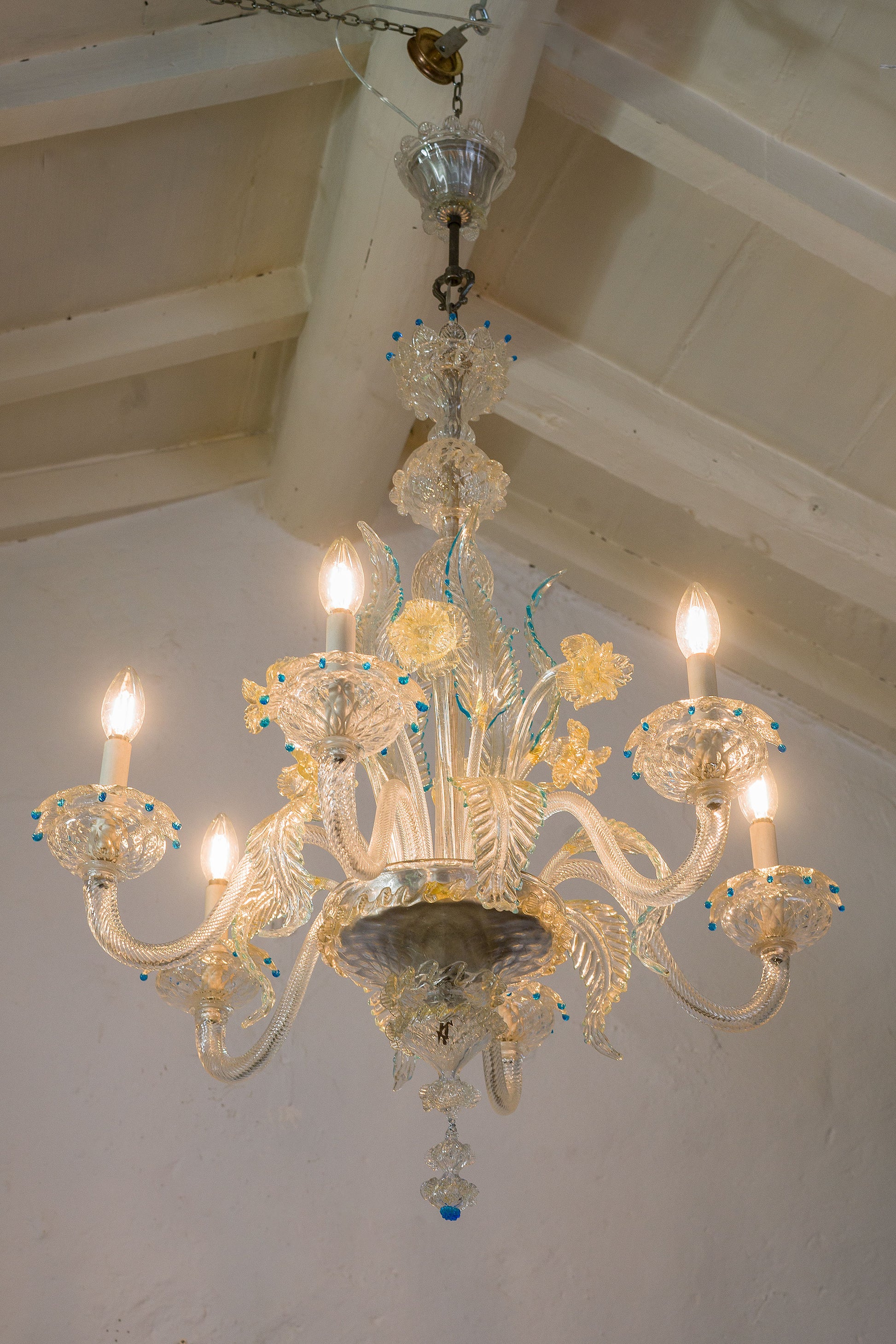 Lampadario Murano anni '40, restaurato. Il lampadario ha 6 luci E14-Lo Stile Italiano
