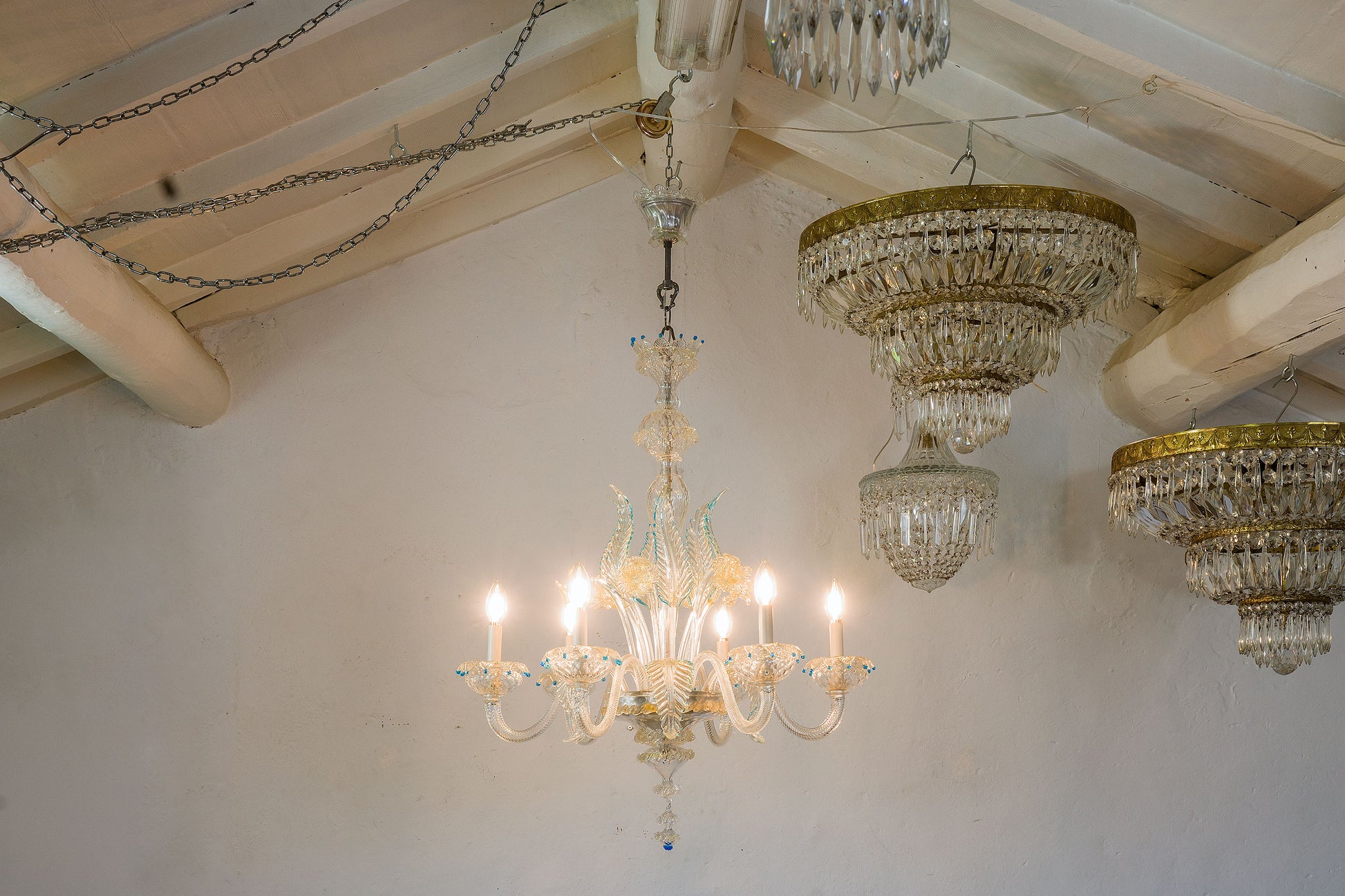 Vecchio lampadario di Murano insieme ad altri lampadari e plafoniere Impero-Lo Stile Italiano