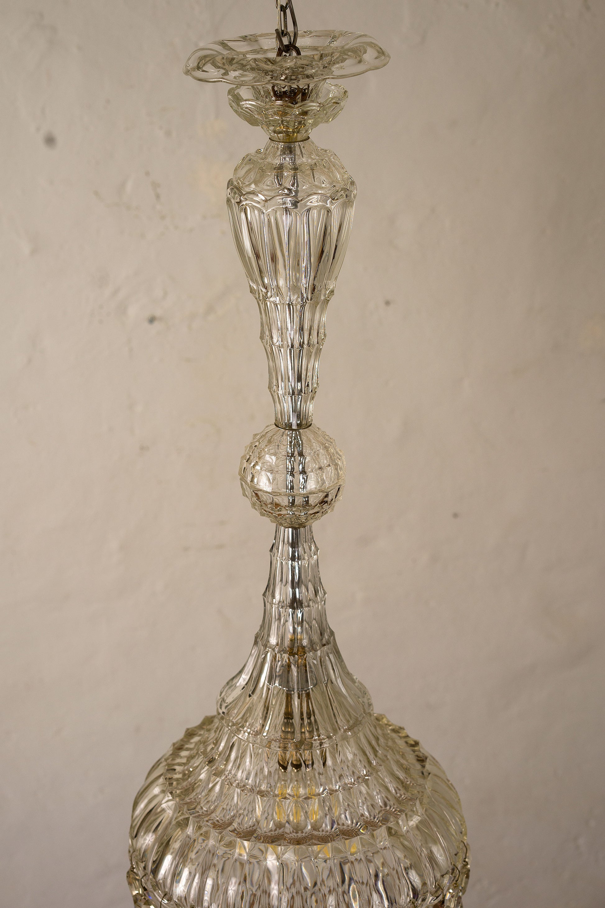 Lampadario con Struttura di cristallo cesellato con sfera centrale-www.lostileitaliano.eu