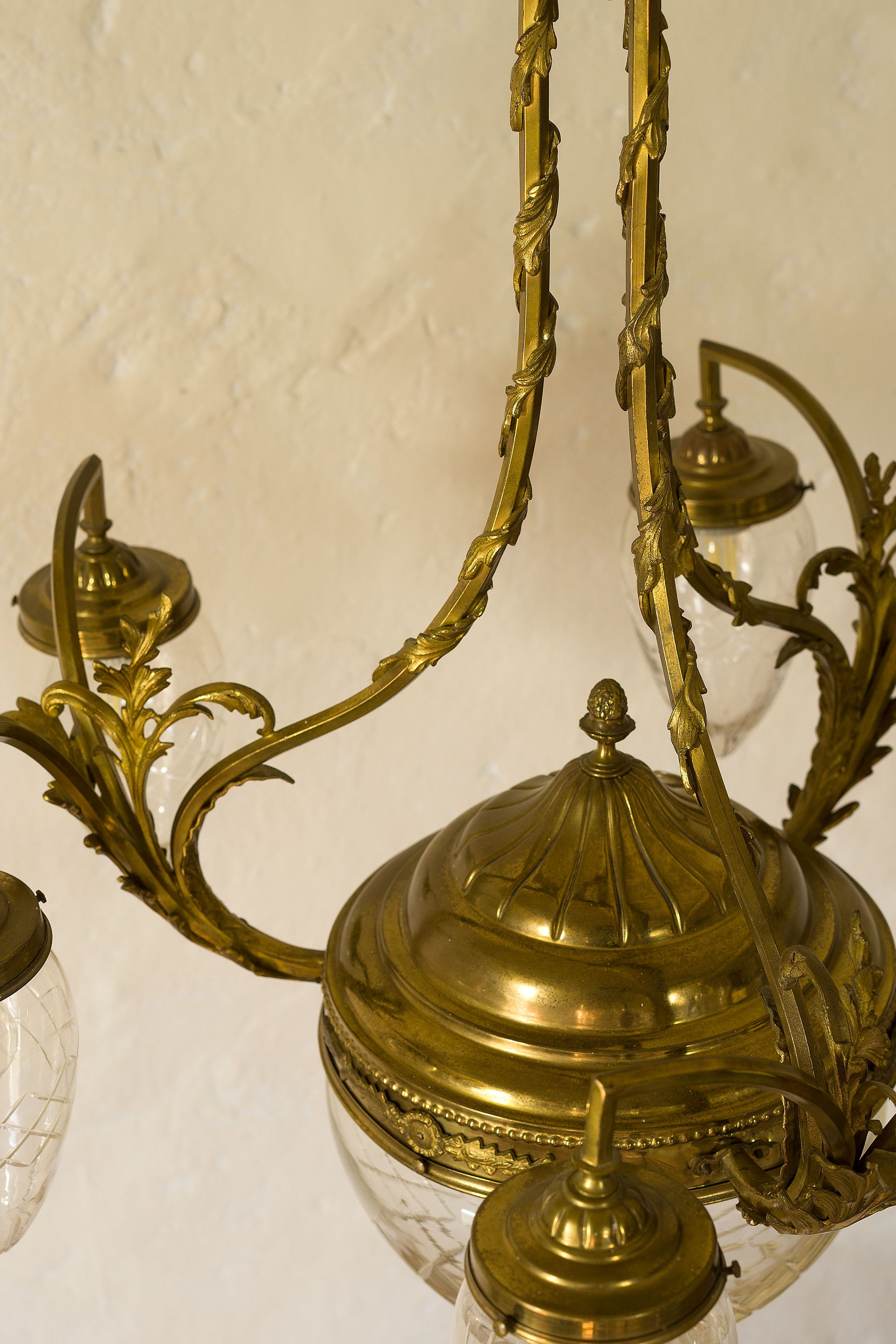 Lampadario antico di ottone cesellato.-Lo Stile Italiano