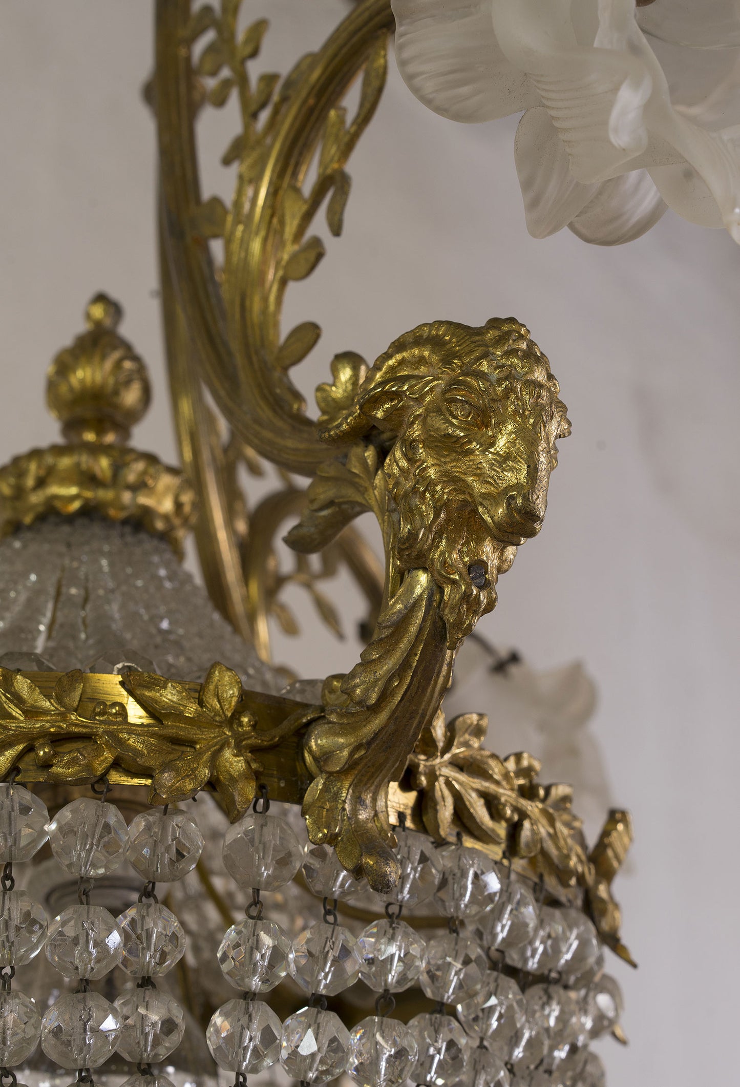 Lampadario con festoni, Teste di ariete-Lo Stile Italiano